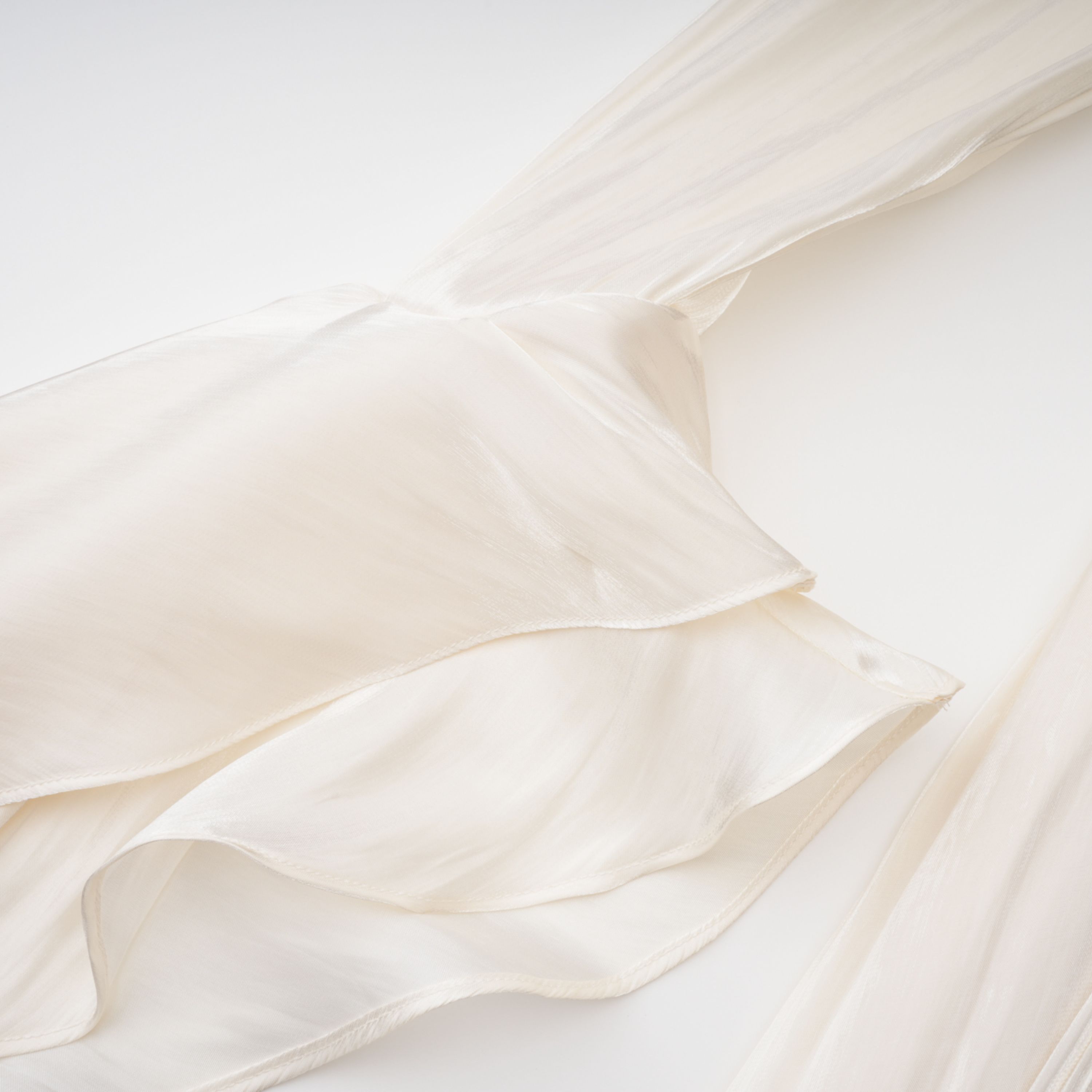 Robe longue à volants et cape froncée