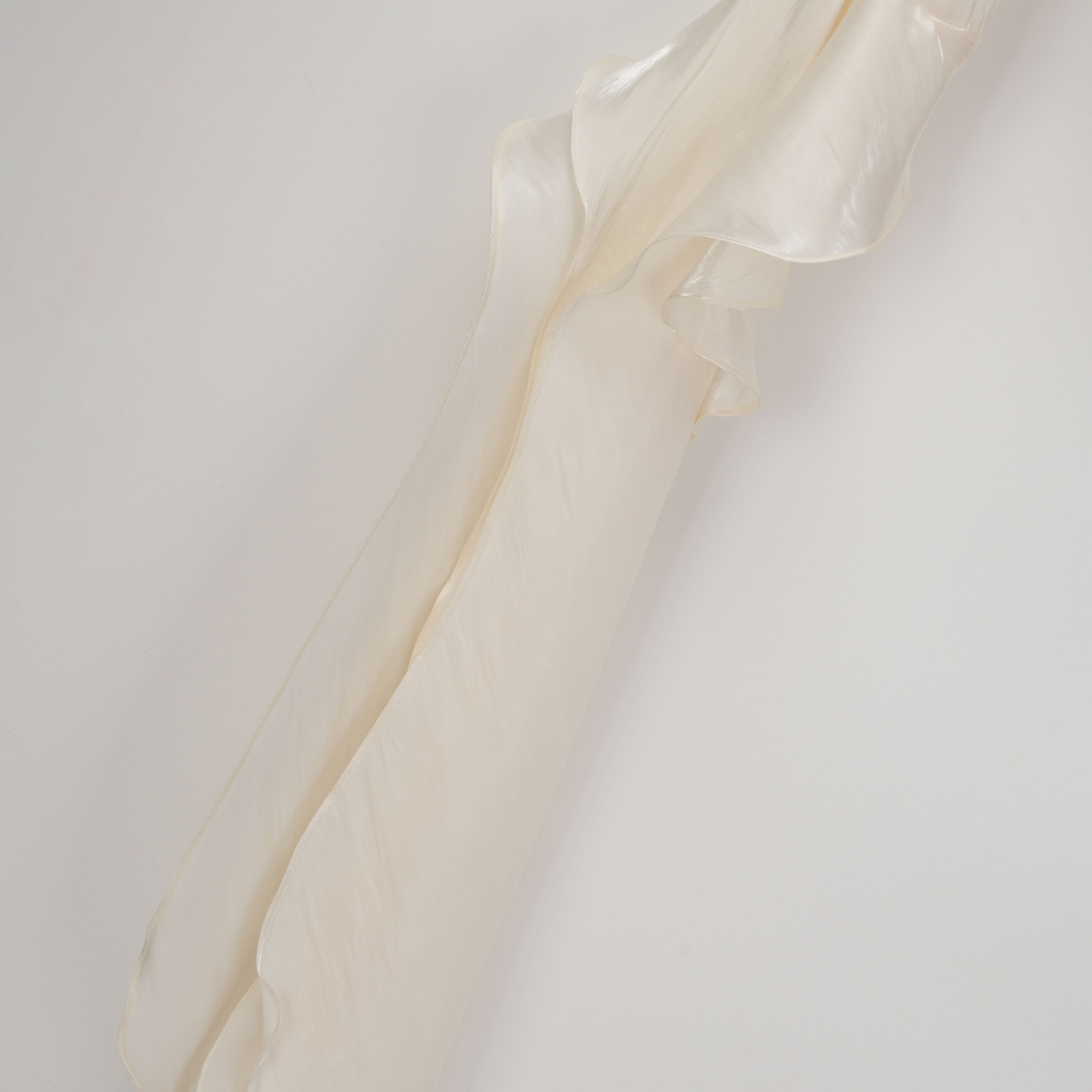 Robe longue à volants et cape froncée