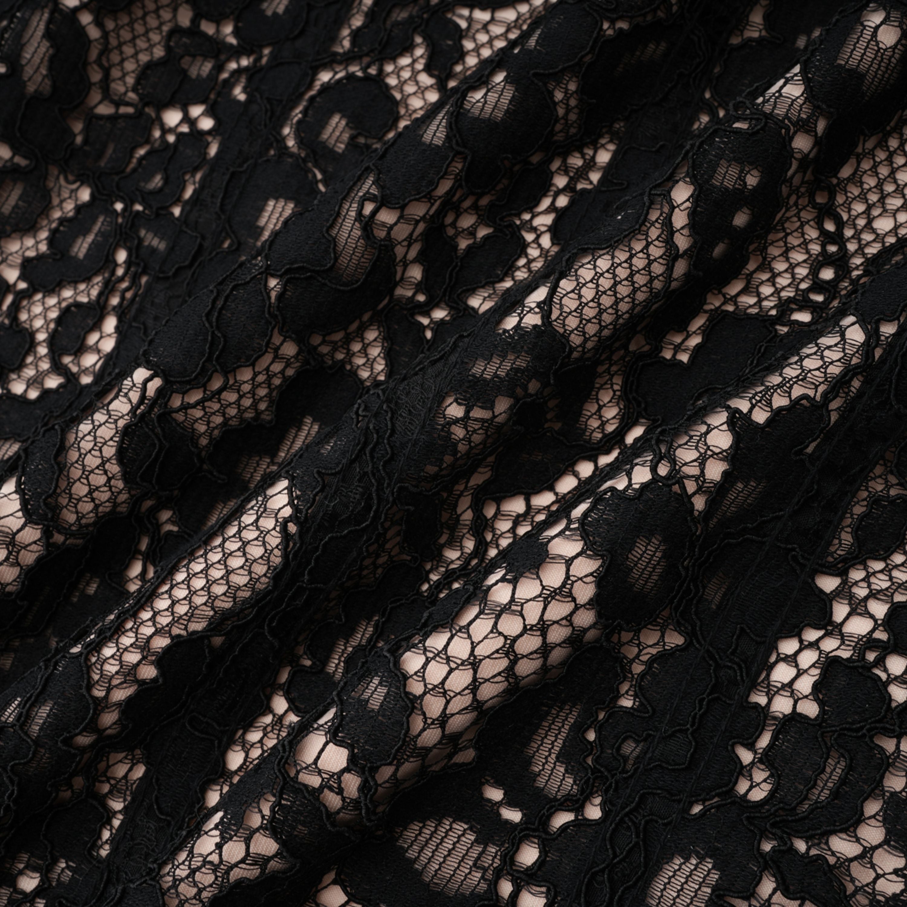 Robe longue corsetée en dentelle à motifs floraux