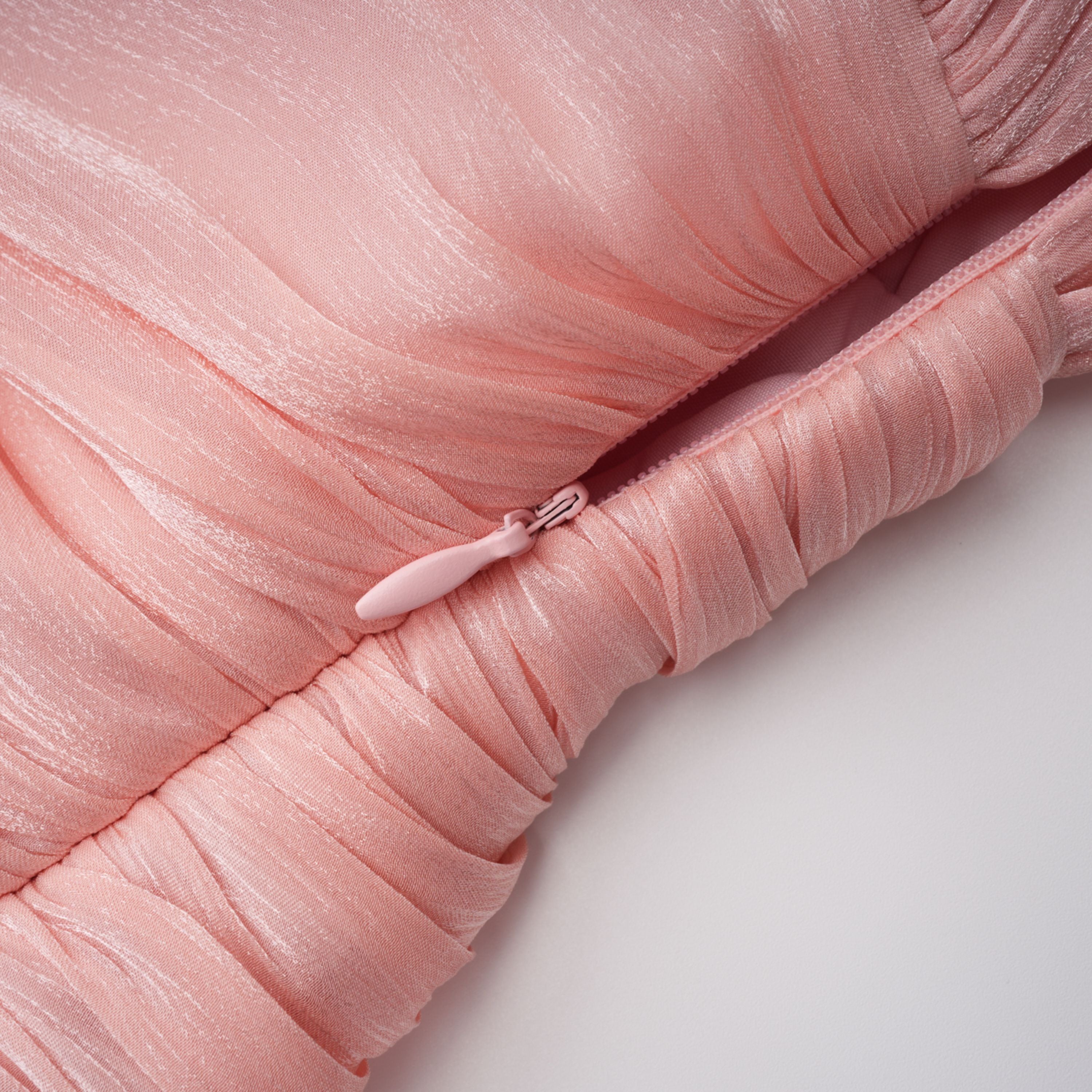 Mini-robe rose à col montant et volants