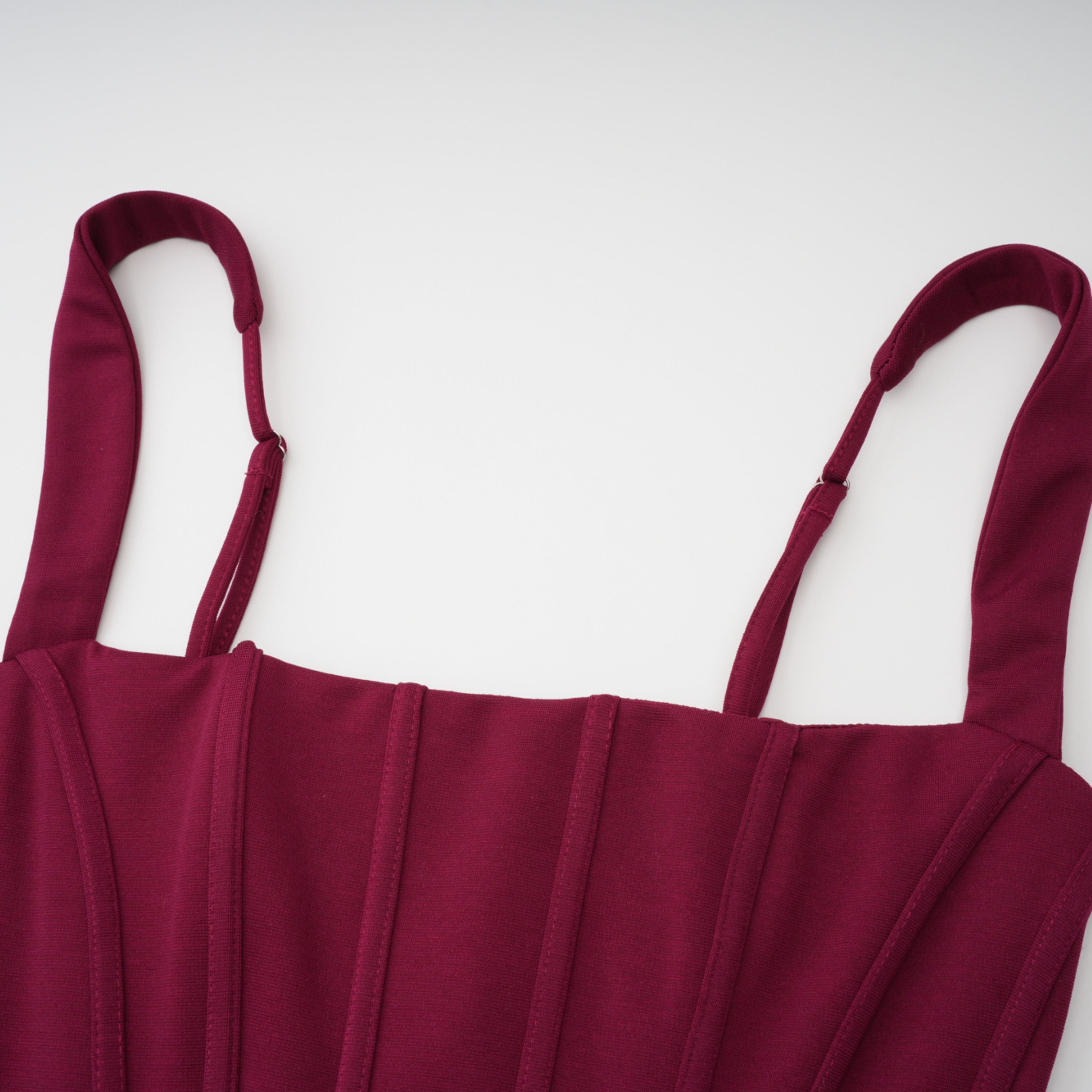 Mini-robe moulante à fronces et ornements « Paulette Red » (Vente définitive – États-Unis uniquement)