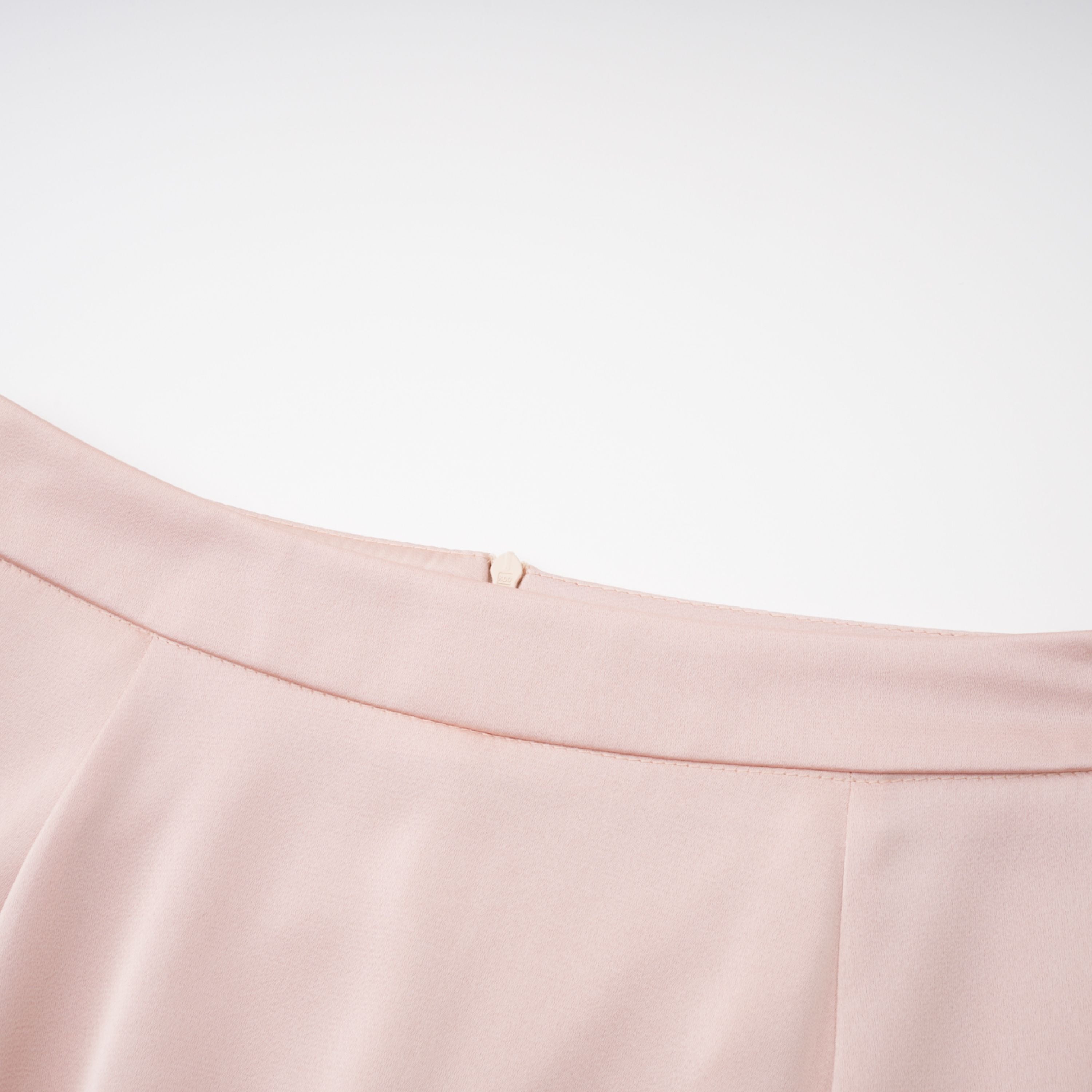 Ensemble top et jupe en satin Everleigh Champagne avec cape (Vente définitive)