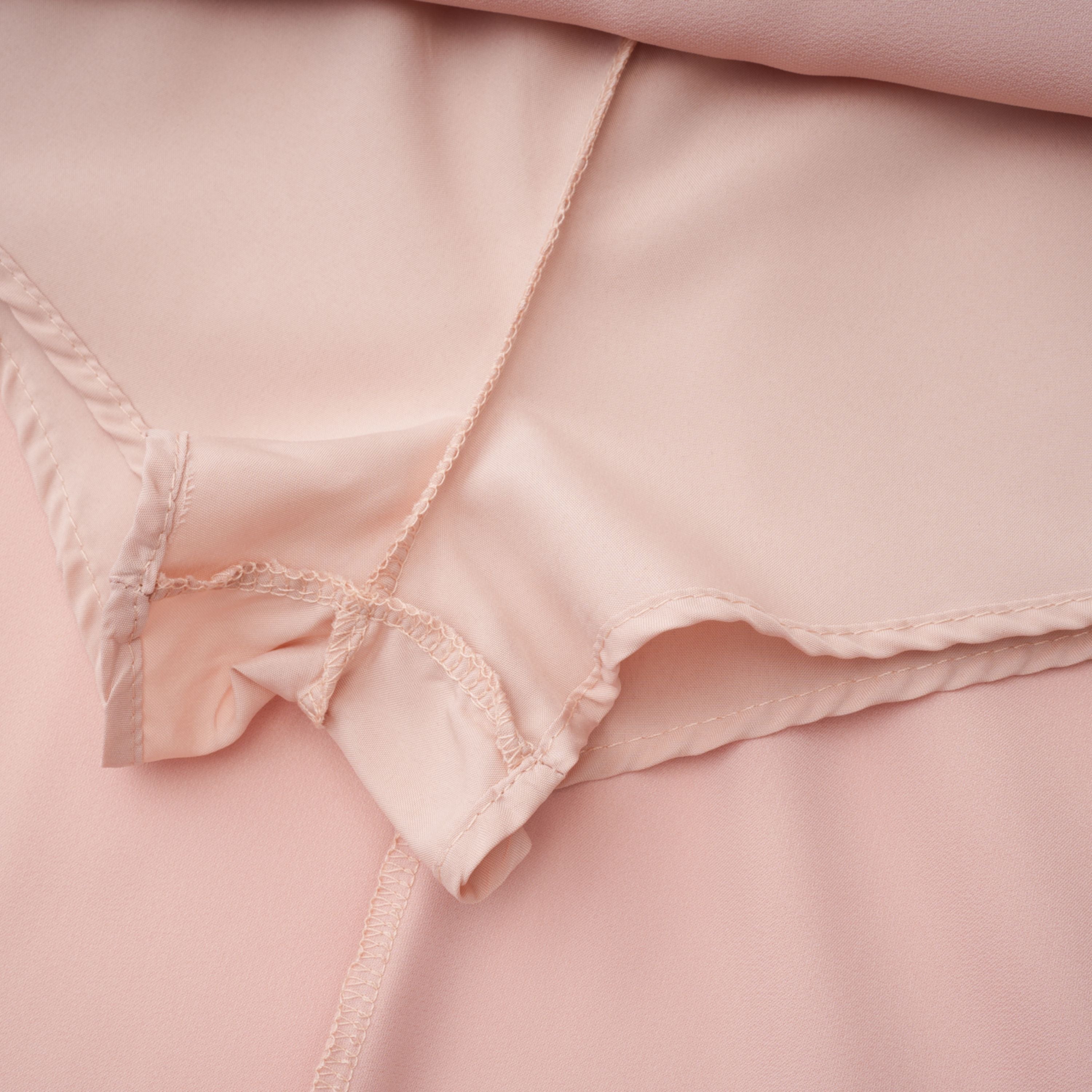 Ensemble top et jupe en satin Everleigh Champagne avec cape (Vente définitive)