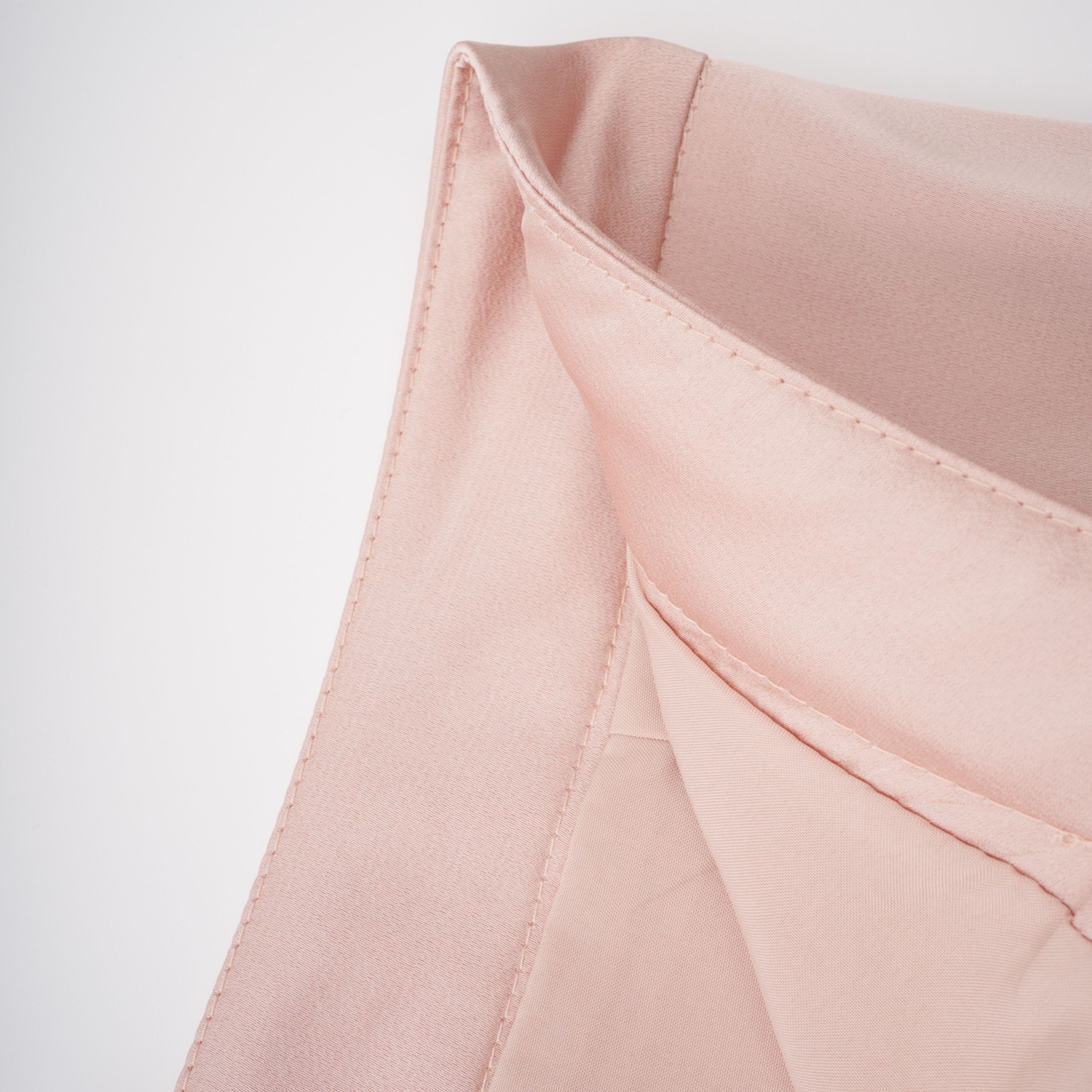 Ensemble top et jupe en satin Everleigh Champagne avec cape (Vente définitive)