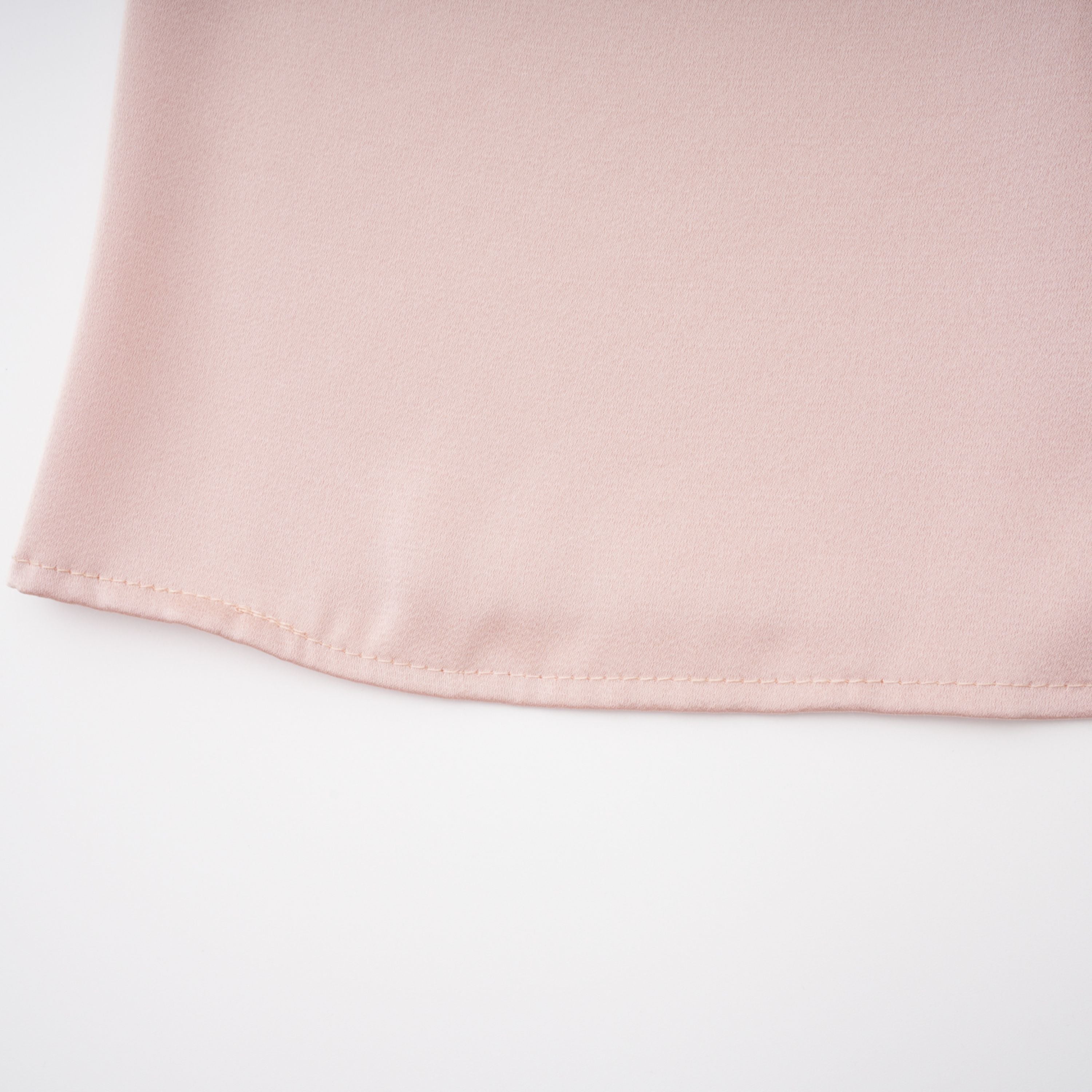Ensemble top et jupe en satin Everleigh Champagne avec cape (Vente définitive)