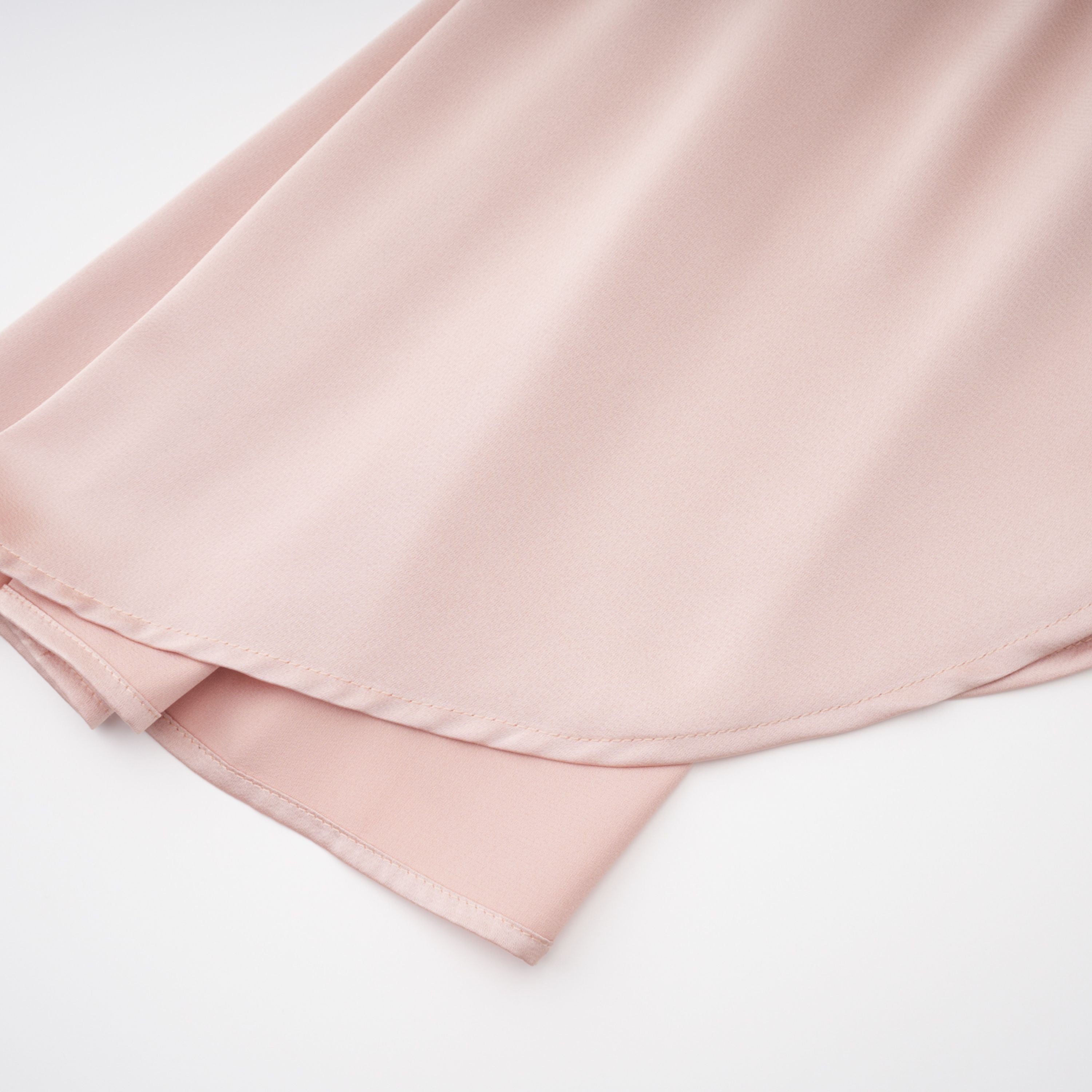 Ensemble top et jupe en satin Everleigh Champagne avec cape (Vente définitive)