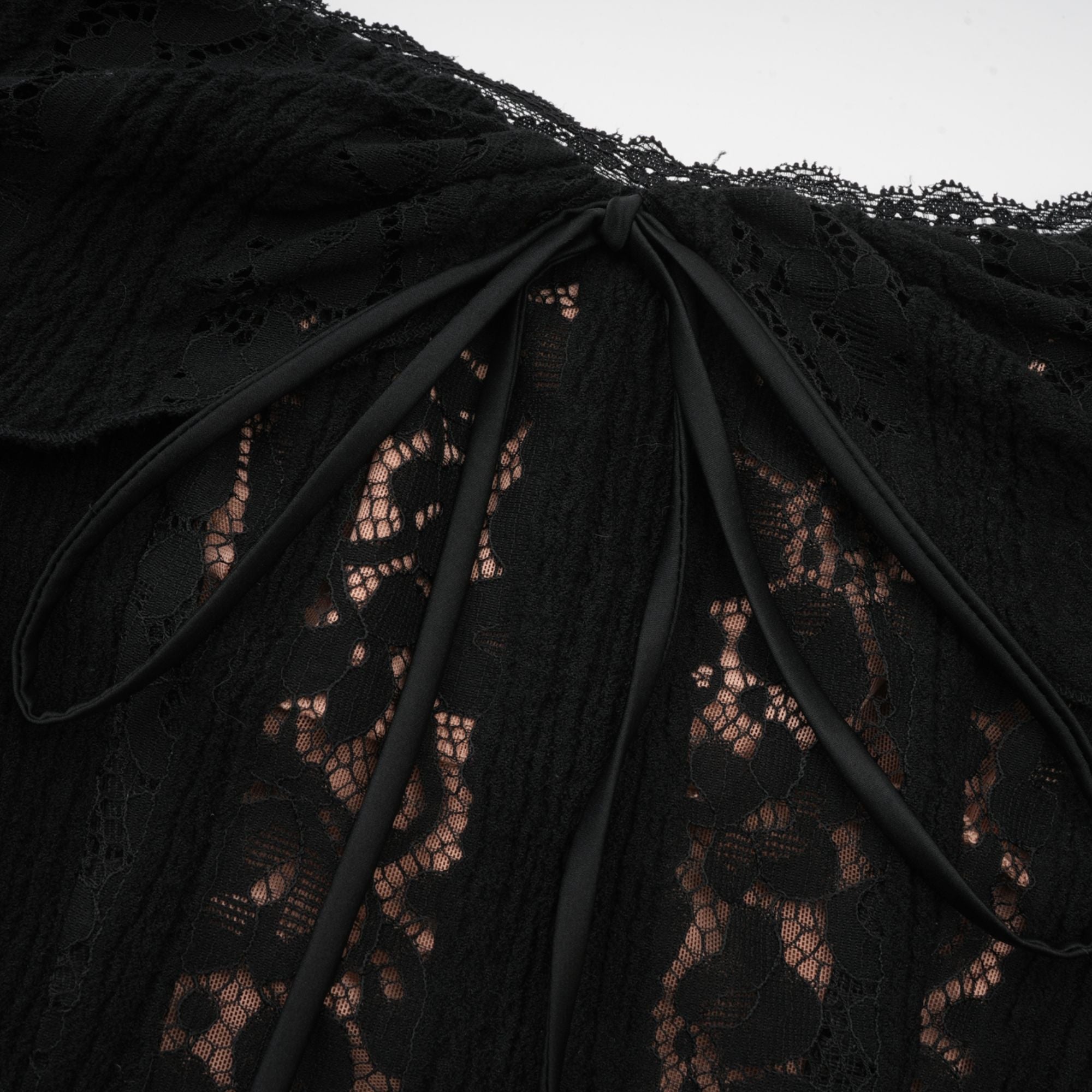 Robe mi-longue Émeline en dentelle florale à ourlets évasés, couleur noire (Vente définitive - États-Unis uniquement)