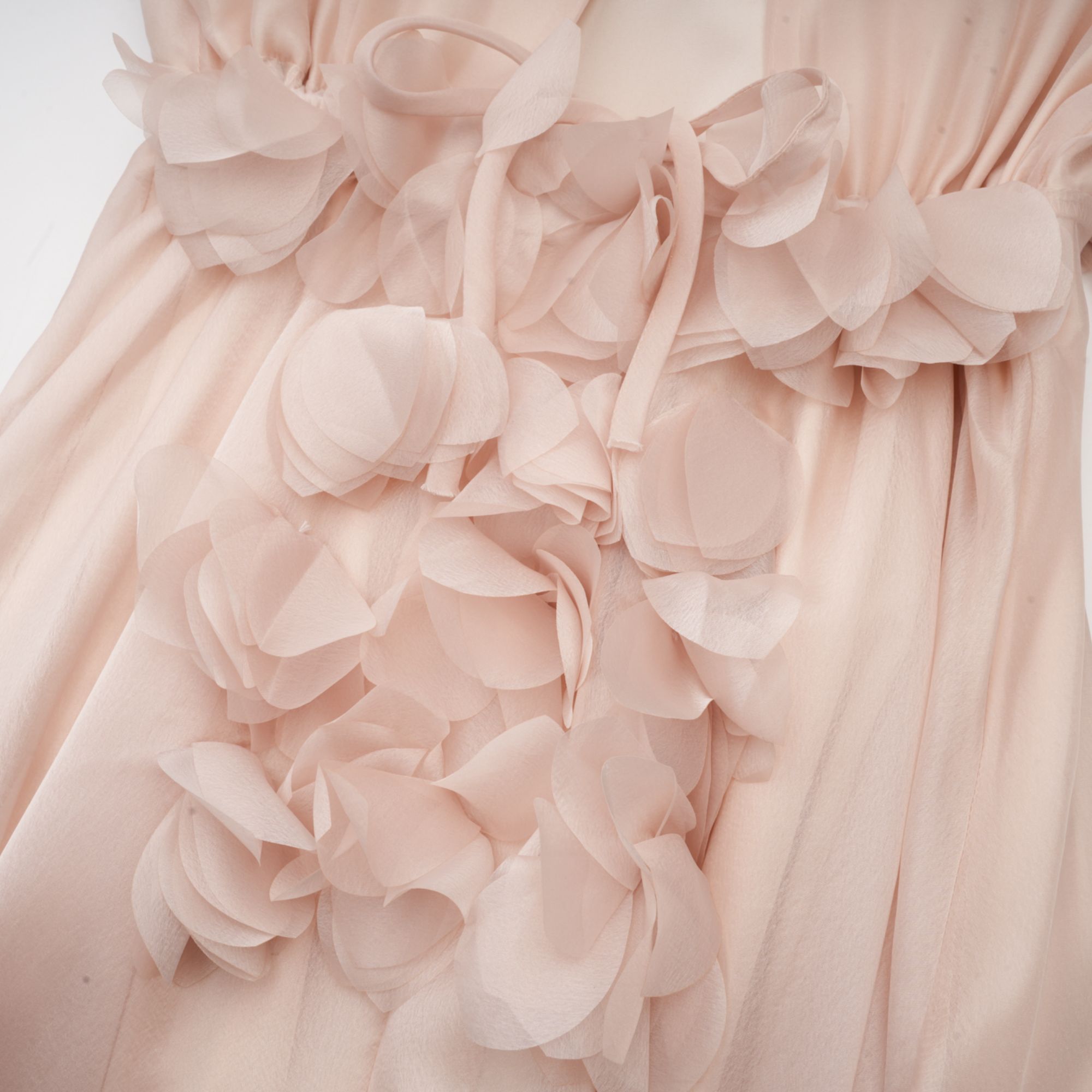 فستان ميدي مزين بزهور صناعية من Lucie (تخفيضات نهائية - الولايات المتحدة فقط)