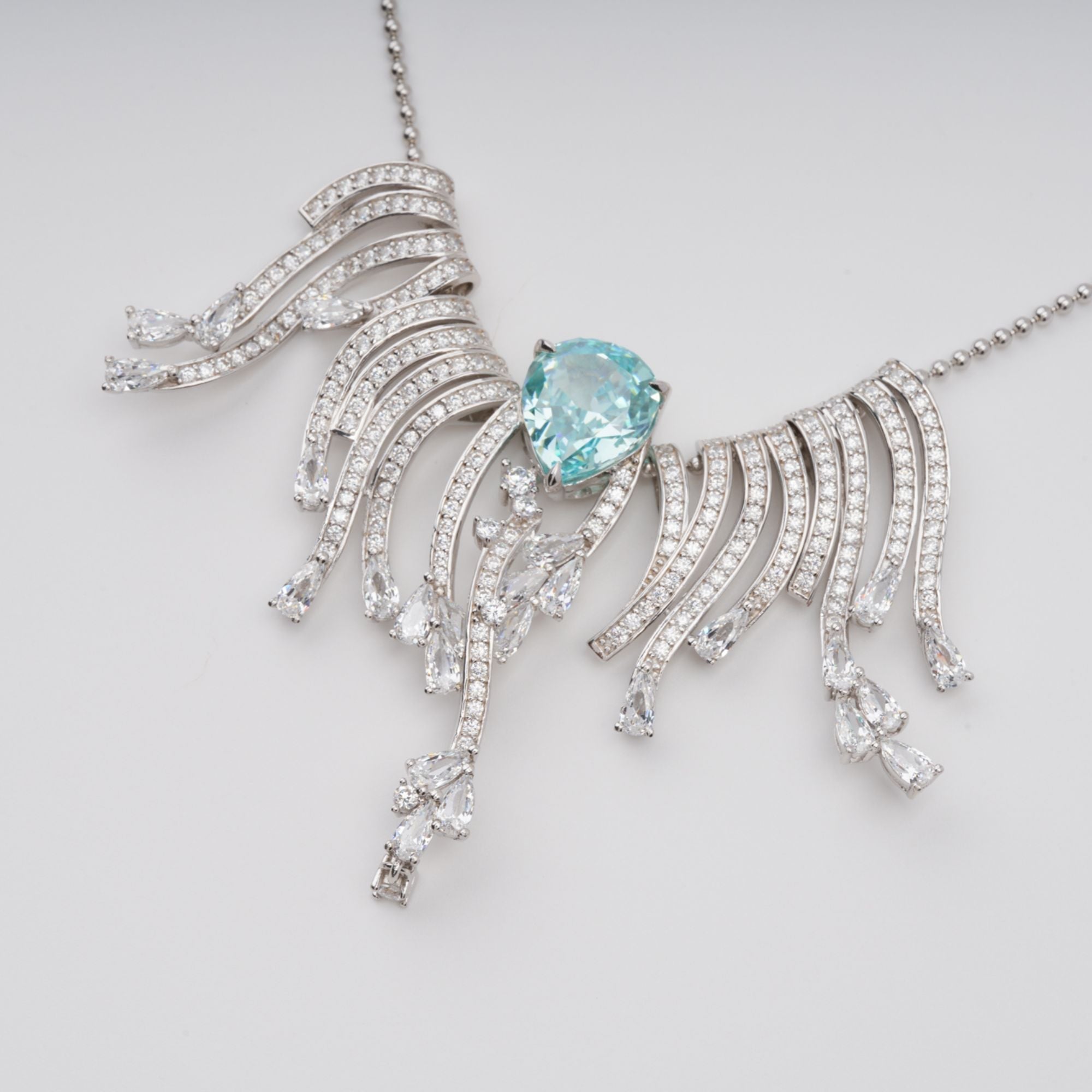 قلادة من الفضة الإسترلينية مع قلادة غير متناظرة من الأحجار الكريمة بقطع الكمثرى من الأكوامارين