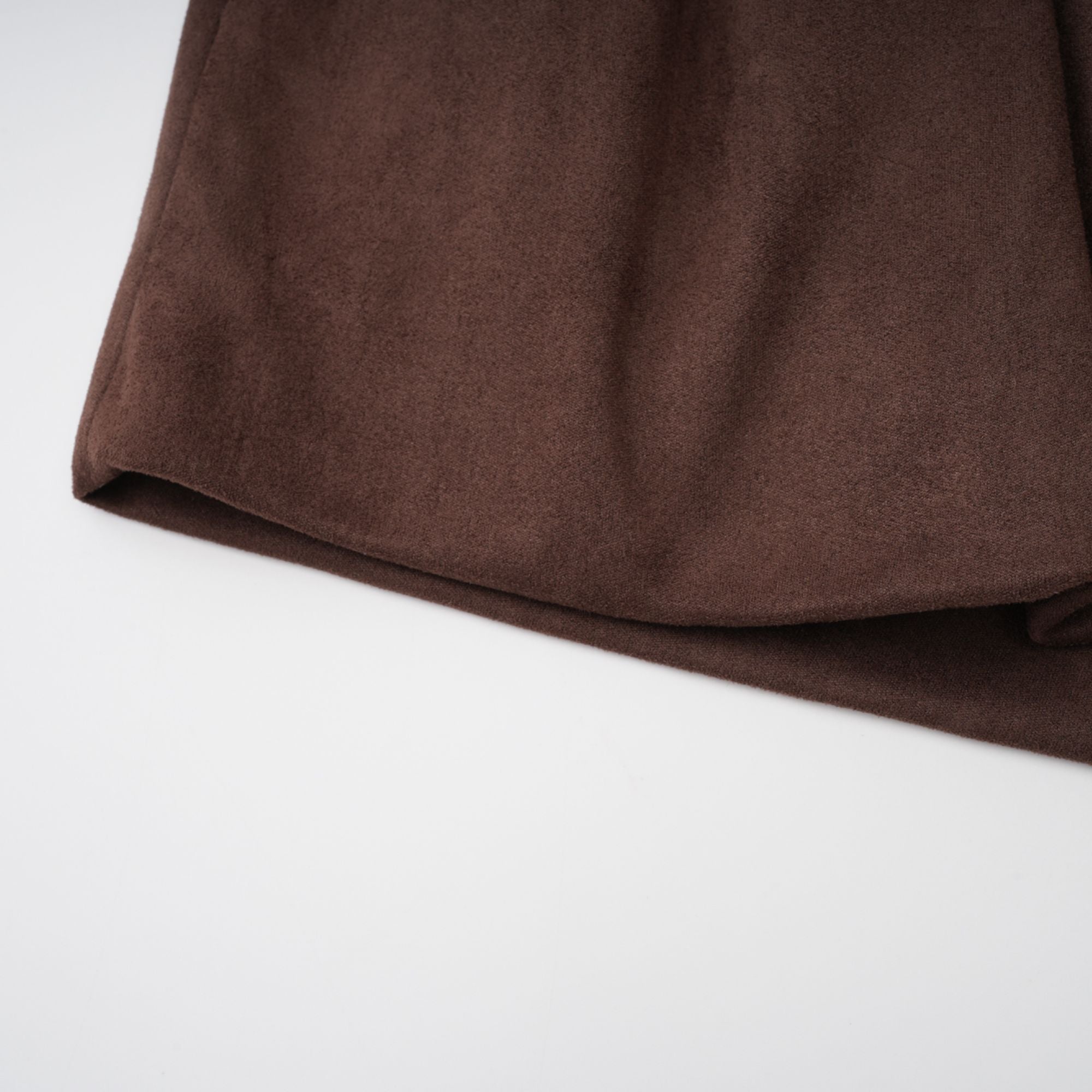 Ensemble haut et short à ourlet bouffant en daim Chaney Brown (Vente définitive - États-Unis uniquement)