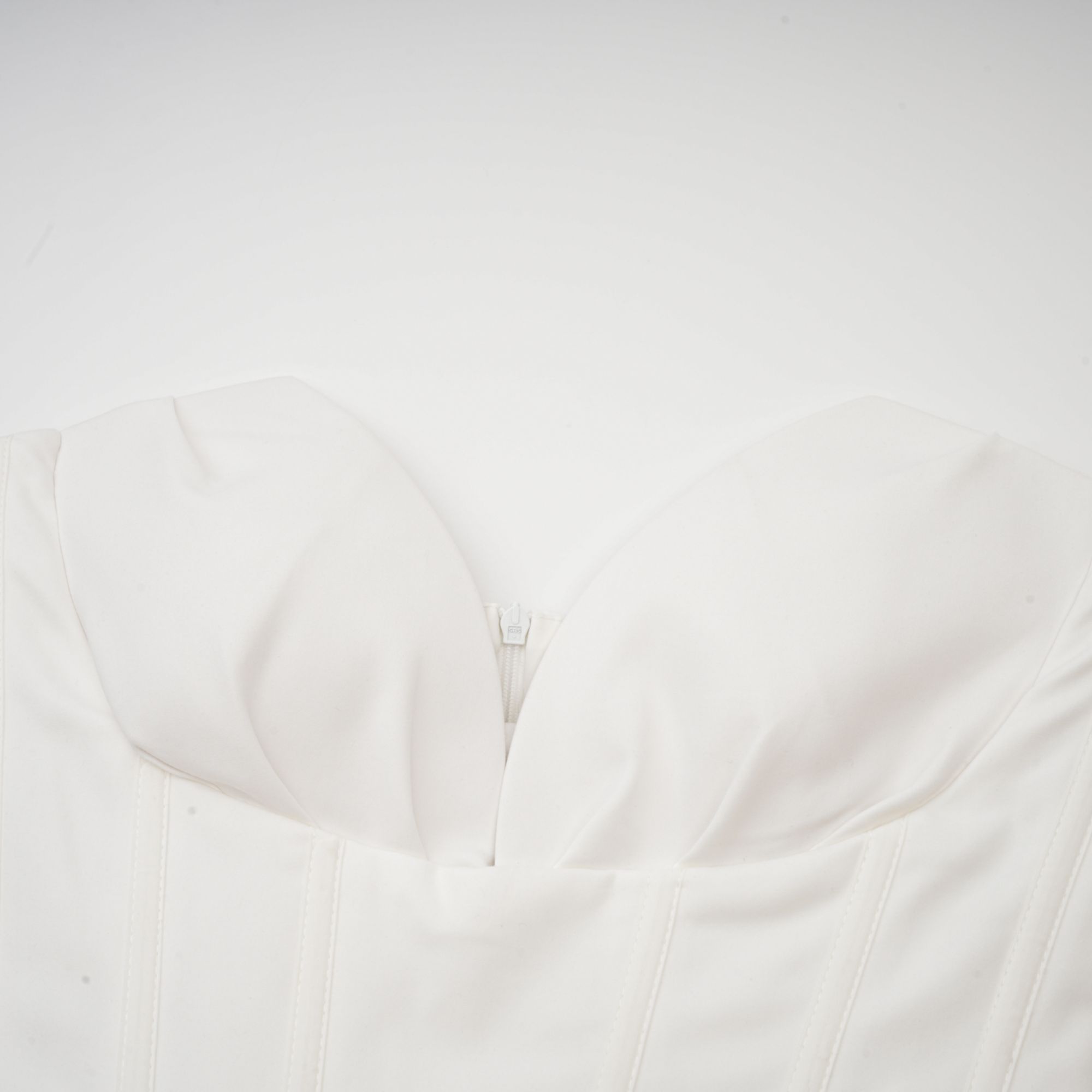 Robe mi-longue corsetée à épaules dénudées Katherine, couleur blanche (Vente définitive - États-Unis uniquement)