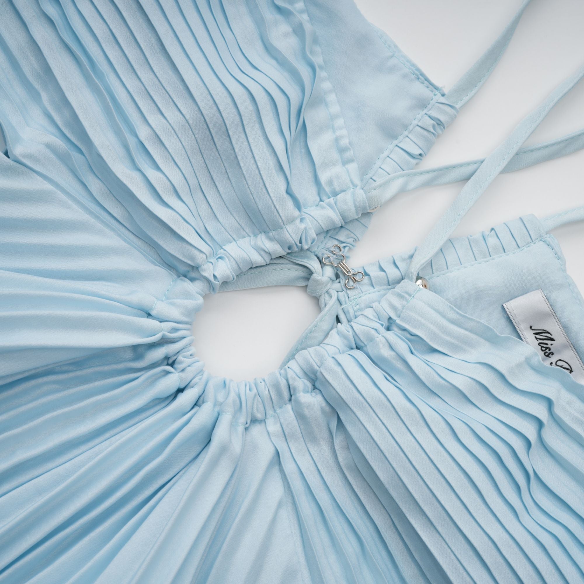 Robe longue plissée Andréa Blue avec découpes (Vente définitive - États-Unis uniquement)