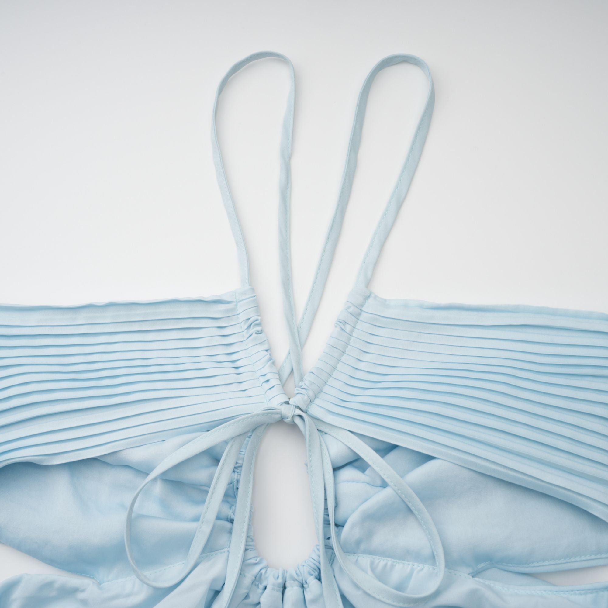 Robe longue plissée Andréa Blue avec découpes (Vente définitive - États-Unis uniquement)