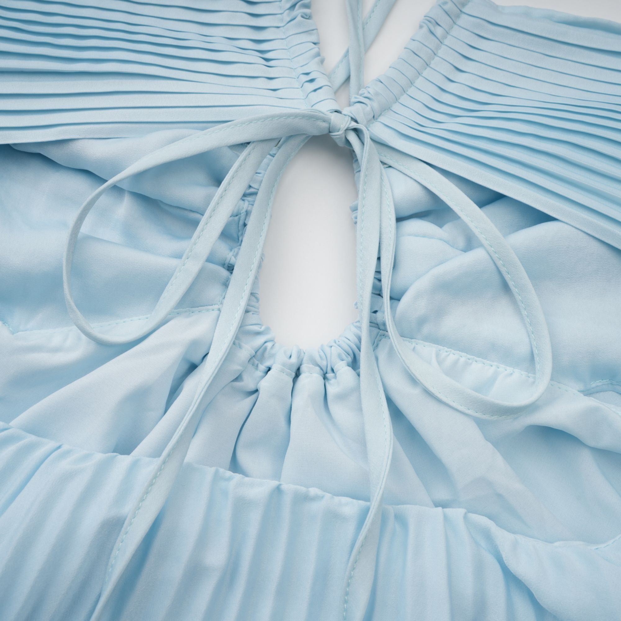 Robe longue plissée Andréa Blue avec découpes (Vente définitive - États-Unis uniquement)
