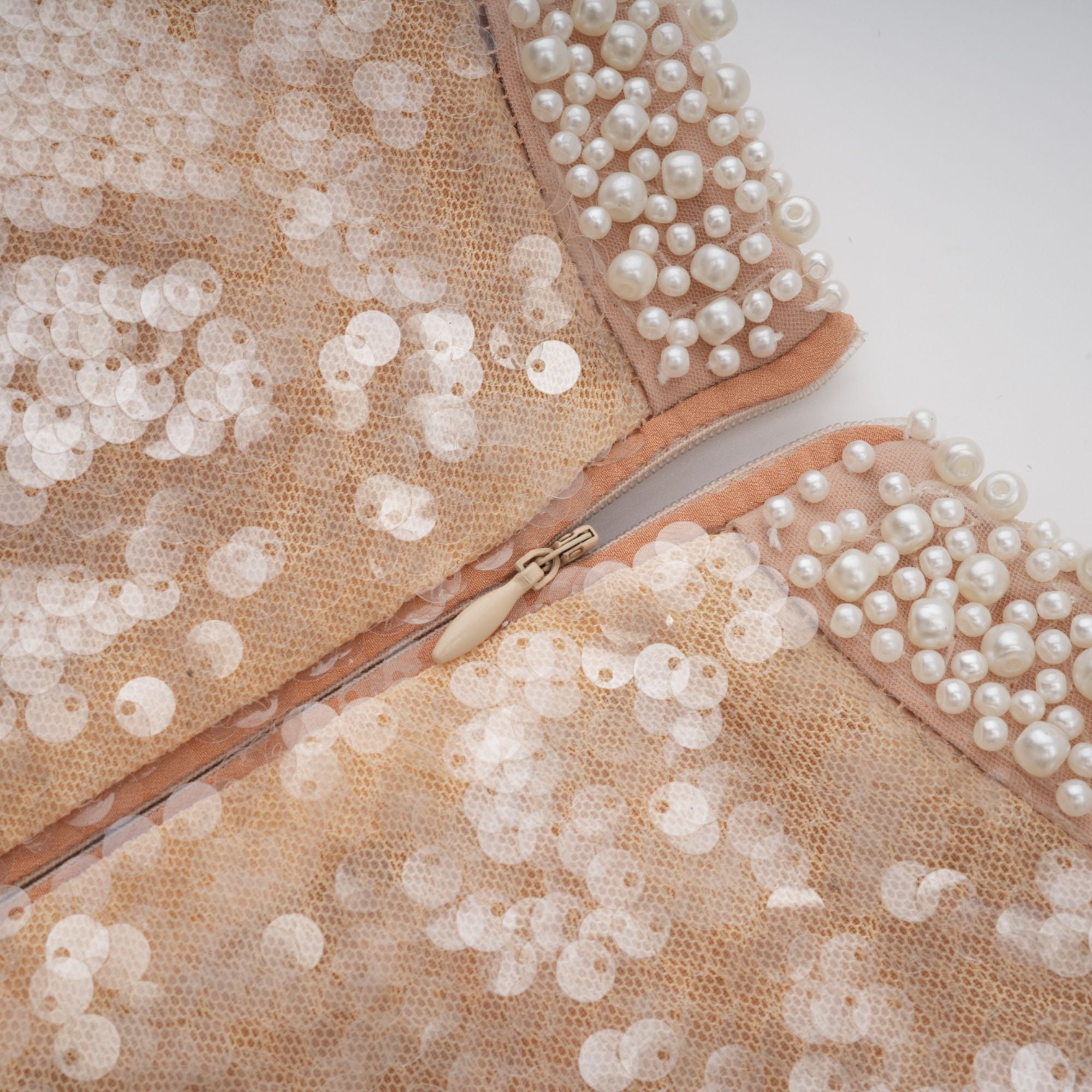 Robe mi-longue Ornella à paillettes et fausses perles (Vente définitive - États-Unis uniquement)