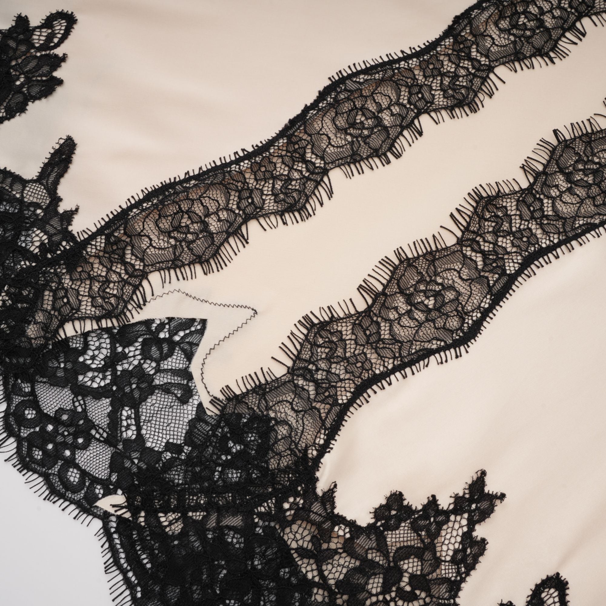 Robe longue en satin avec empiècement en dentelle Raphaëlle Neutrals