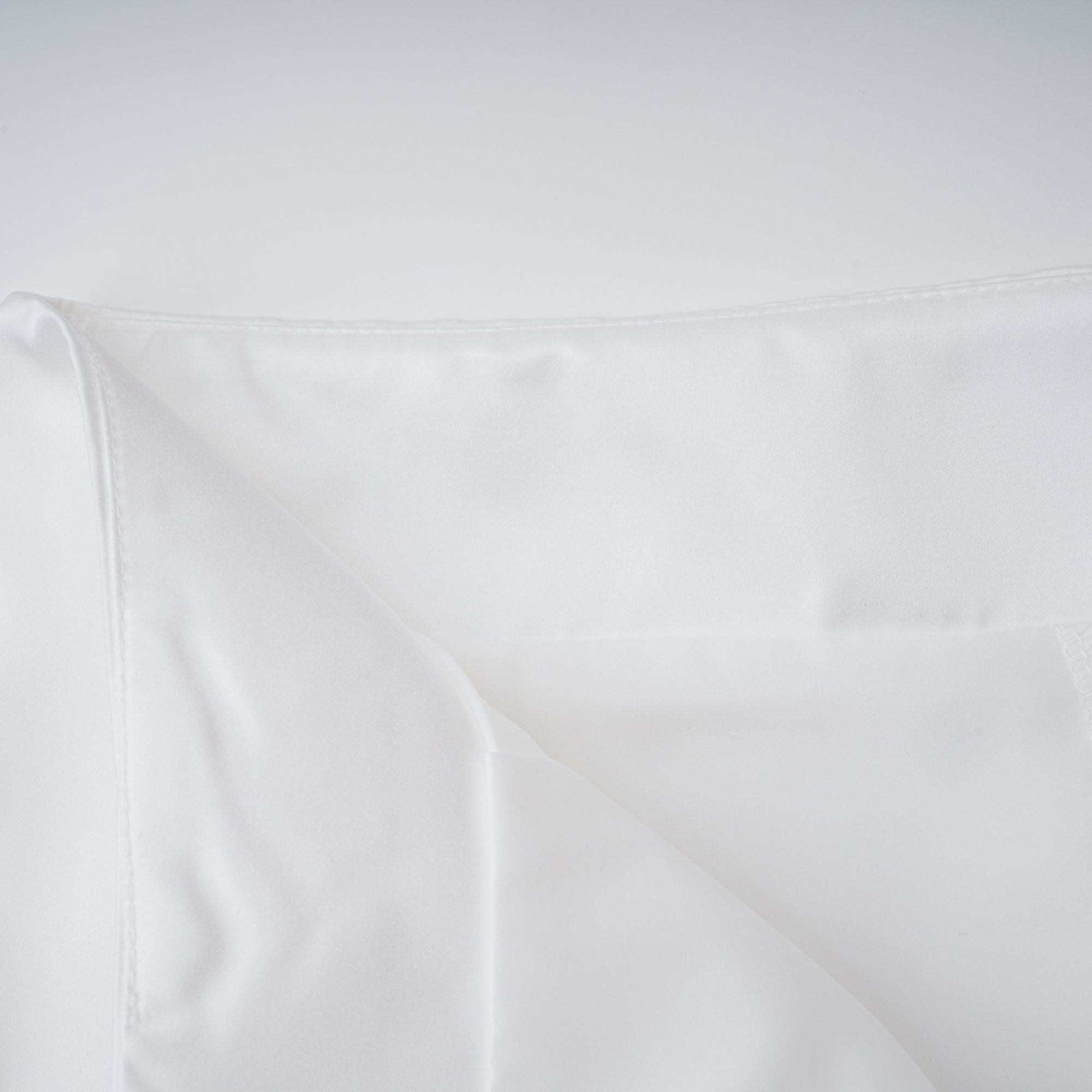 Ensemble coordonné Honorine : haut et jupe plissés à motifs floraux blancs (Vente définitive - États-Unis uniquement)