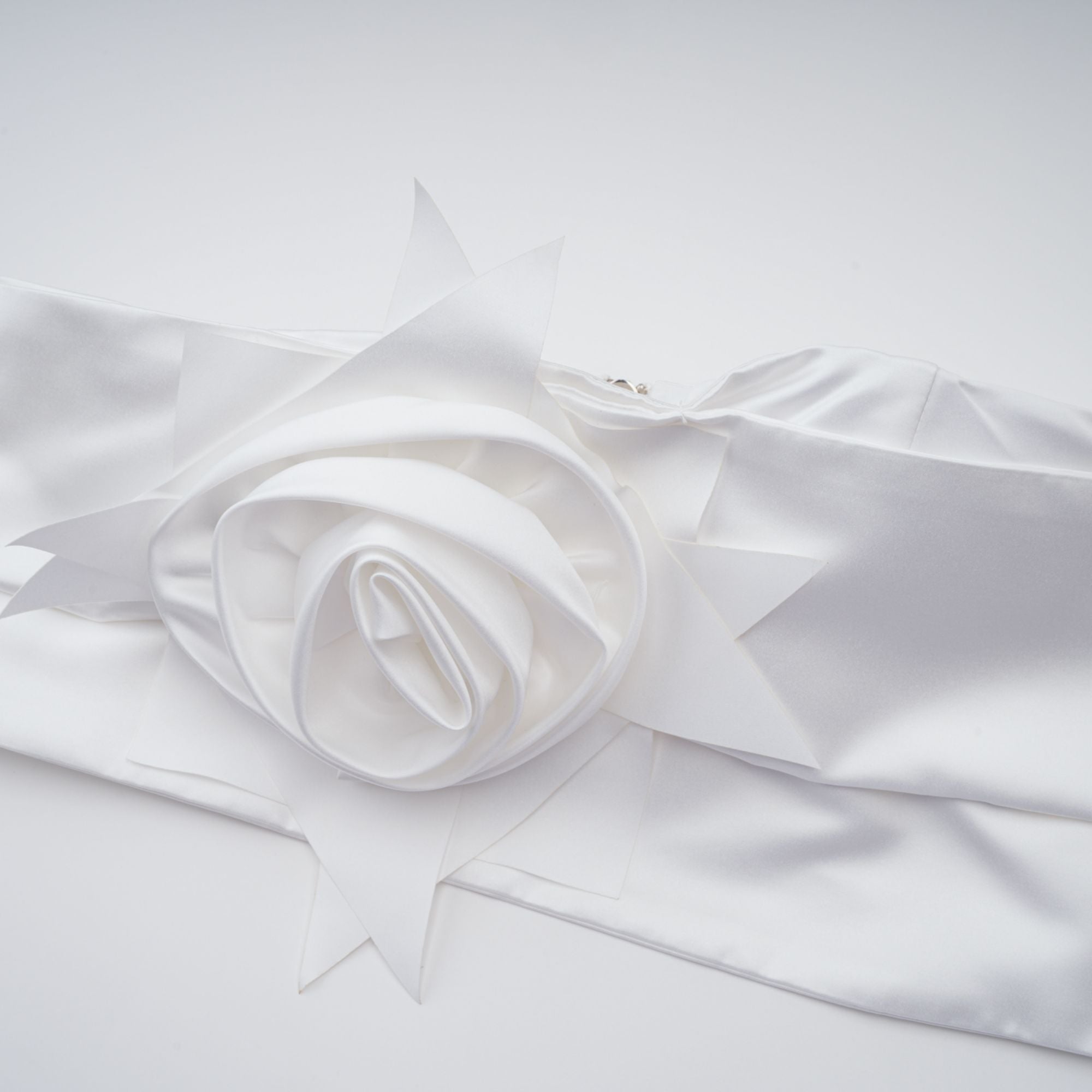 Ensemble coordonné Honorine : haut et jupe plissés à motifs floraux blancs (Vente définitive - États-Unis uniquement)