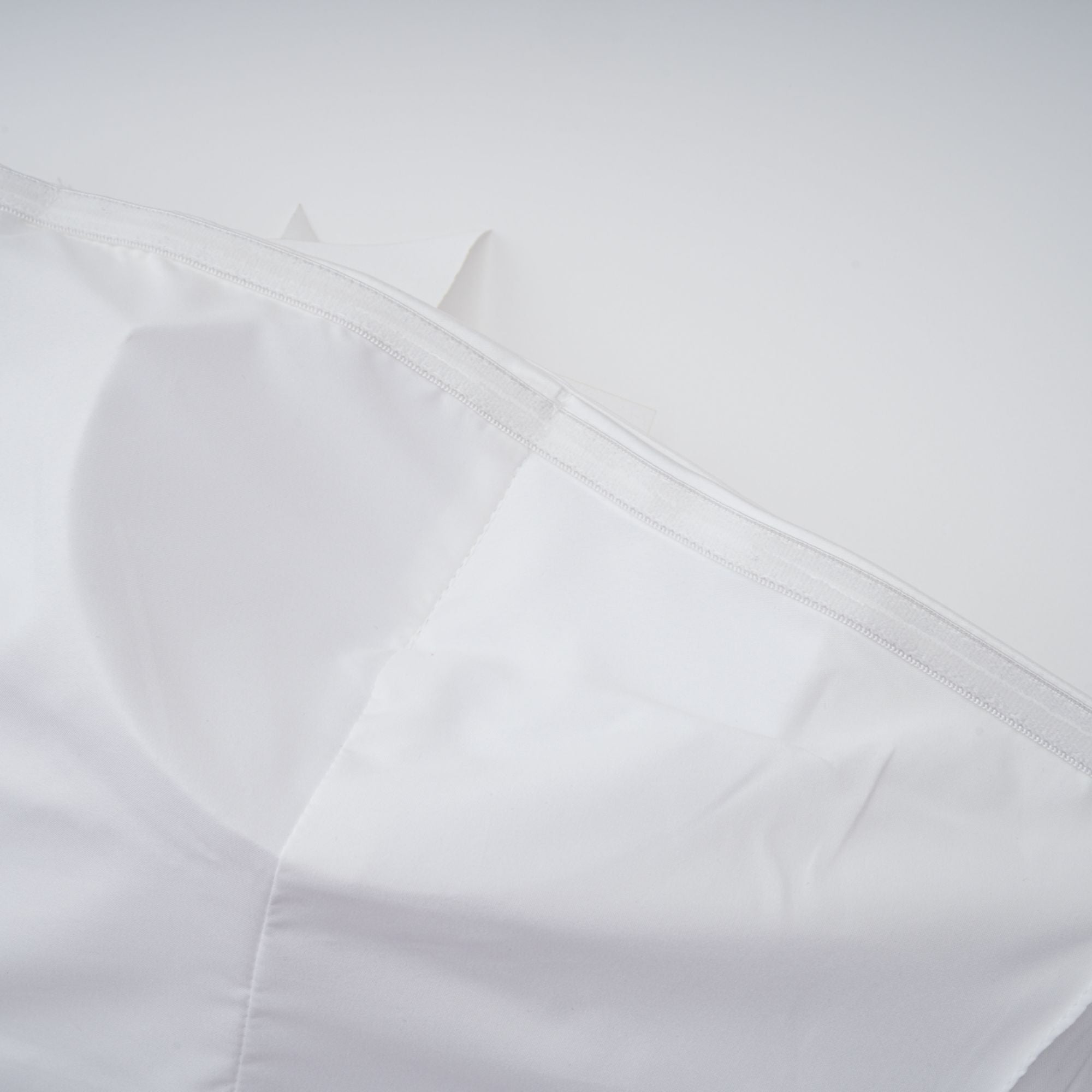 Ensemble coordonné Honorine : haut et jupe plissés à motifs floraux blancs (Vente définitive - États-Unis uniquement)