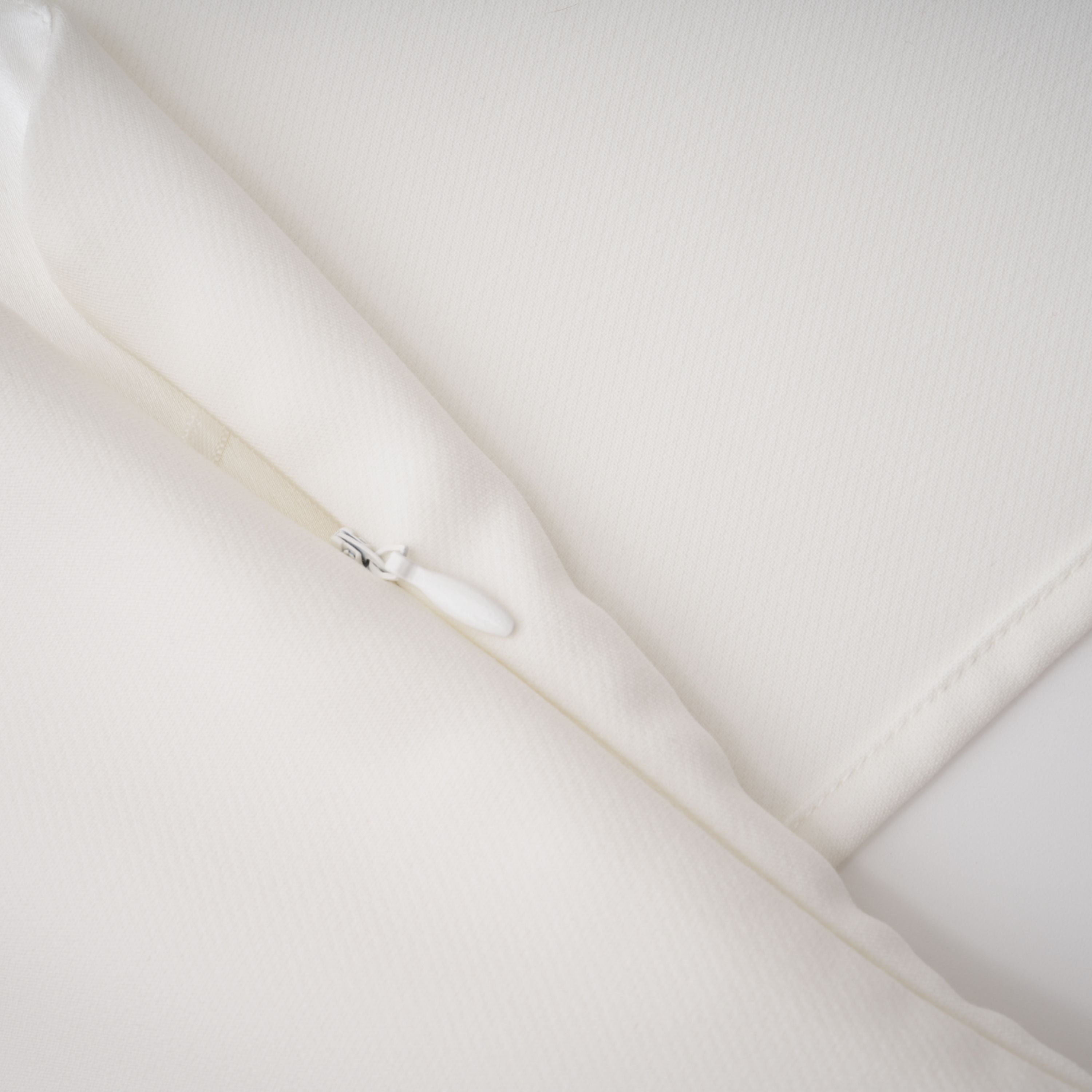 Robe midi froncée asymétrique Kare White (Vente définitive - États-Unis uniquement)