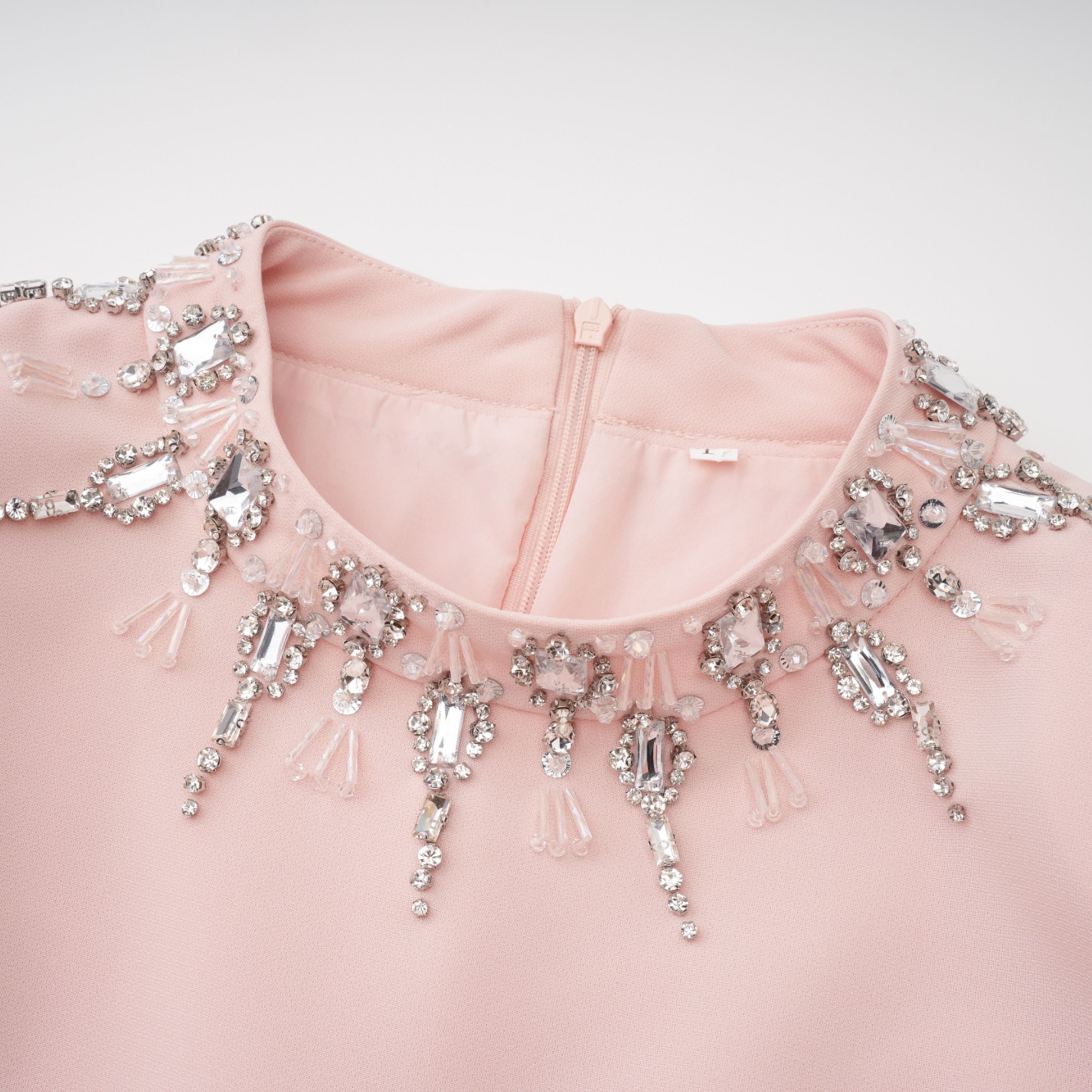 Robe de soirée rose ornée de cristaux