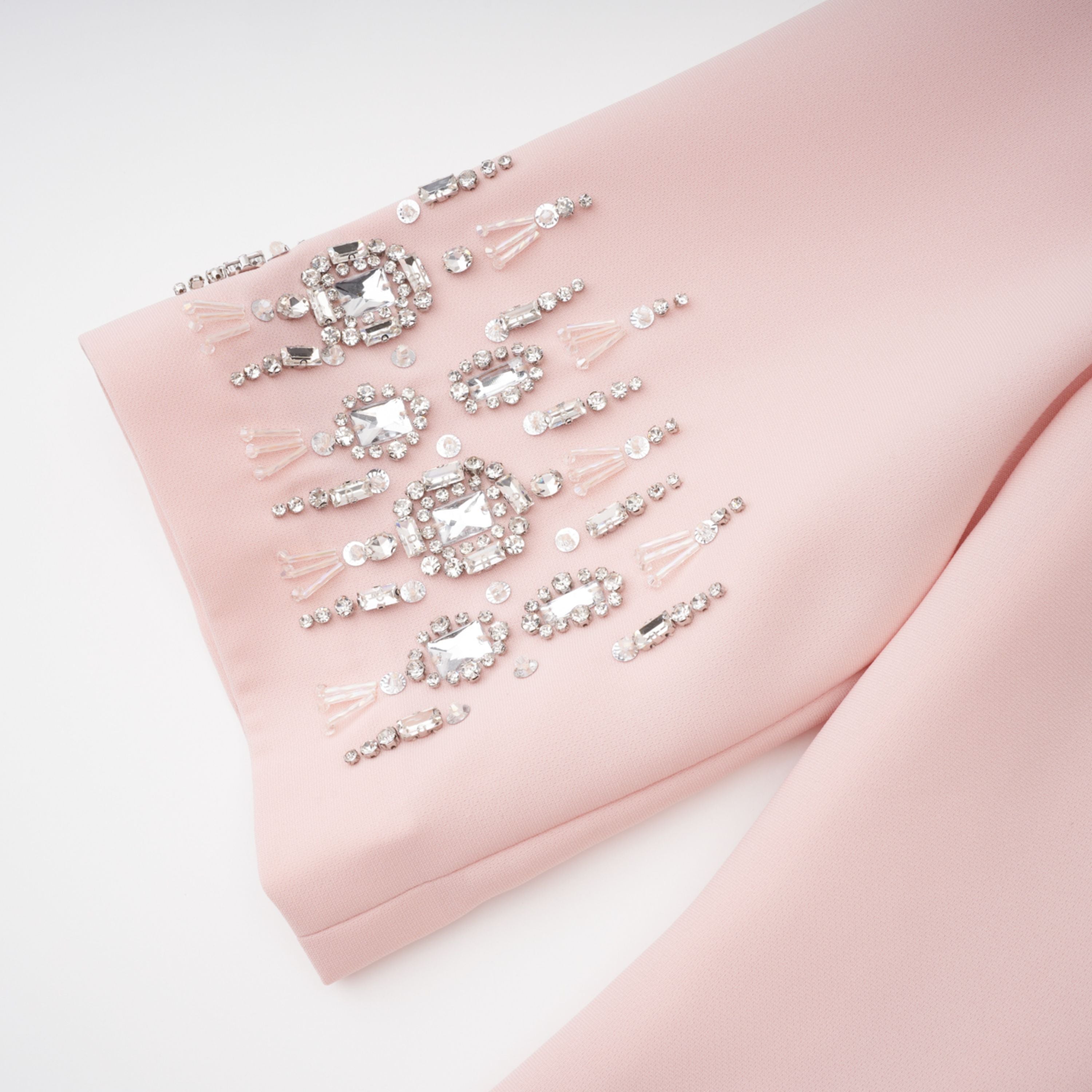 Robe de soirée rose ornée de cristaux