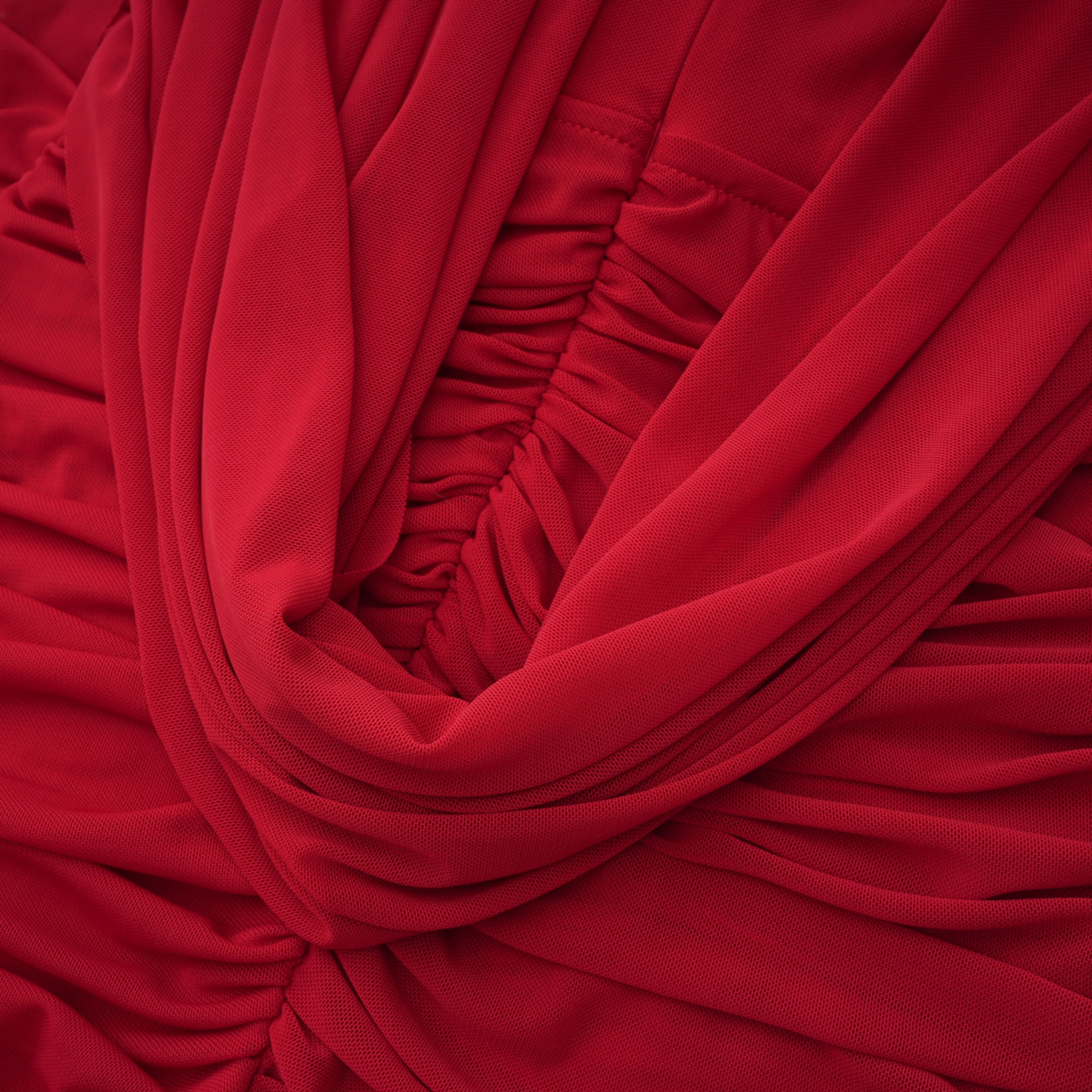 فستان طويل غير متماثل مزين بزخارف من Fíona Red