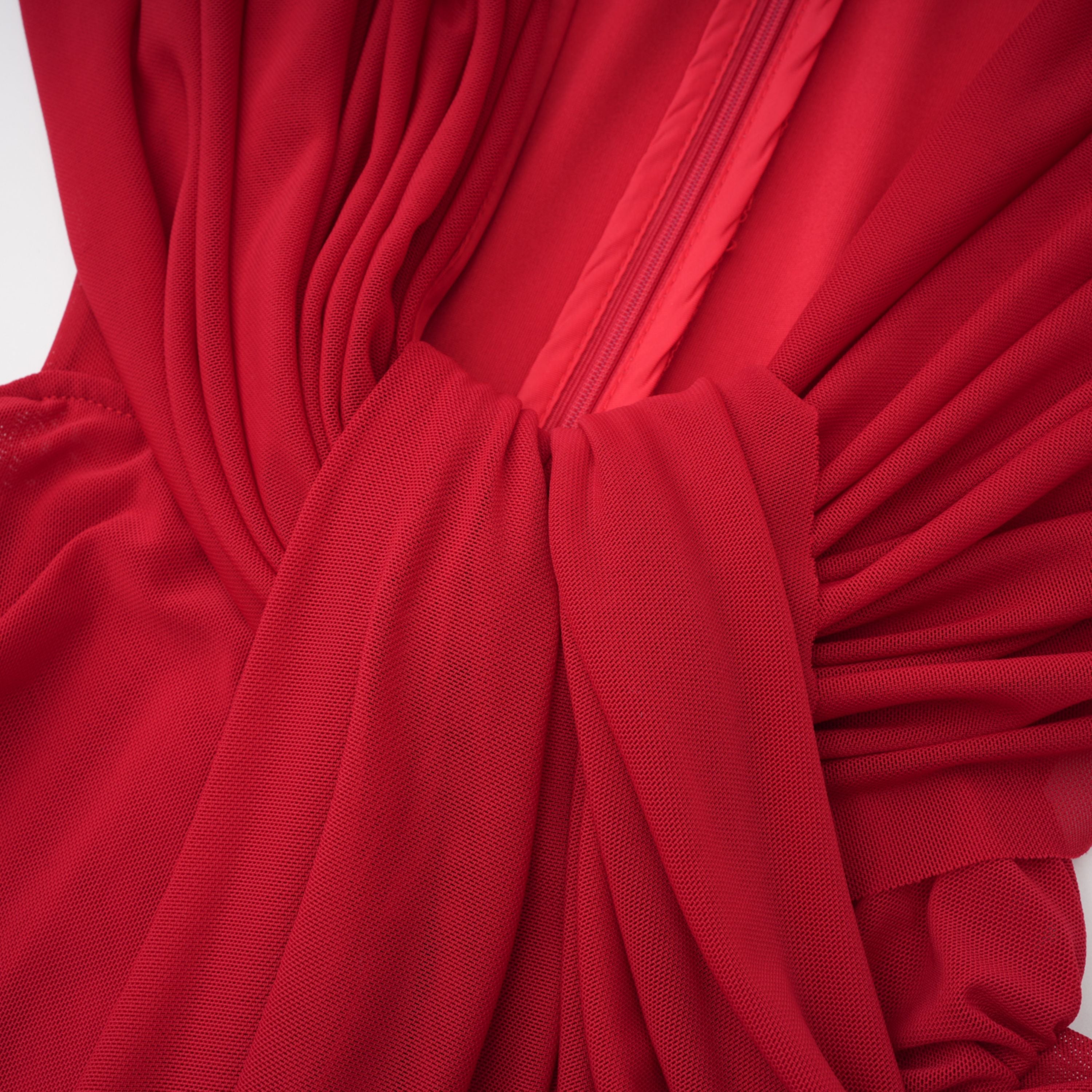 فستان طويل غير متماثل مزين بزخارف من Fíona Red