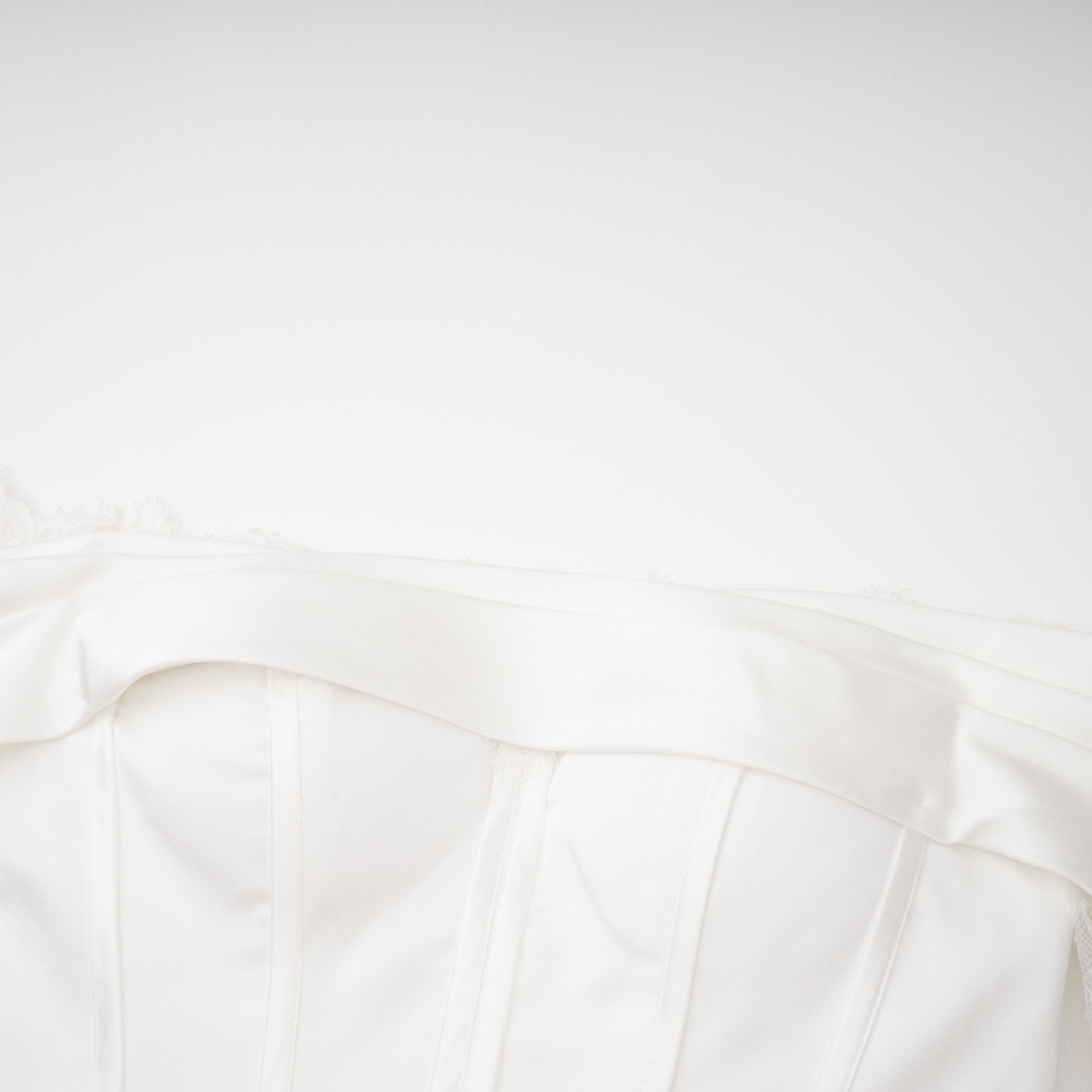 Robe longue à épaules dénudées et empiècements en dentelle Víctor White
