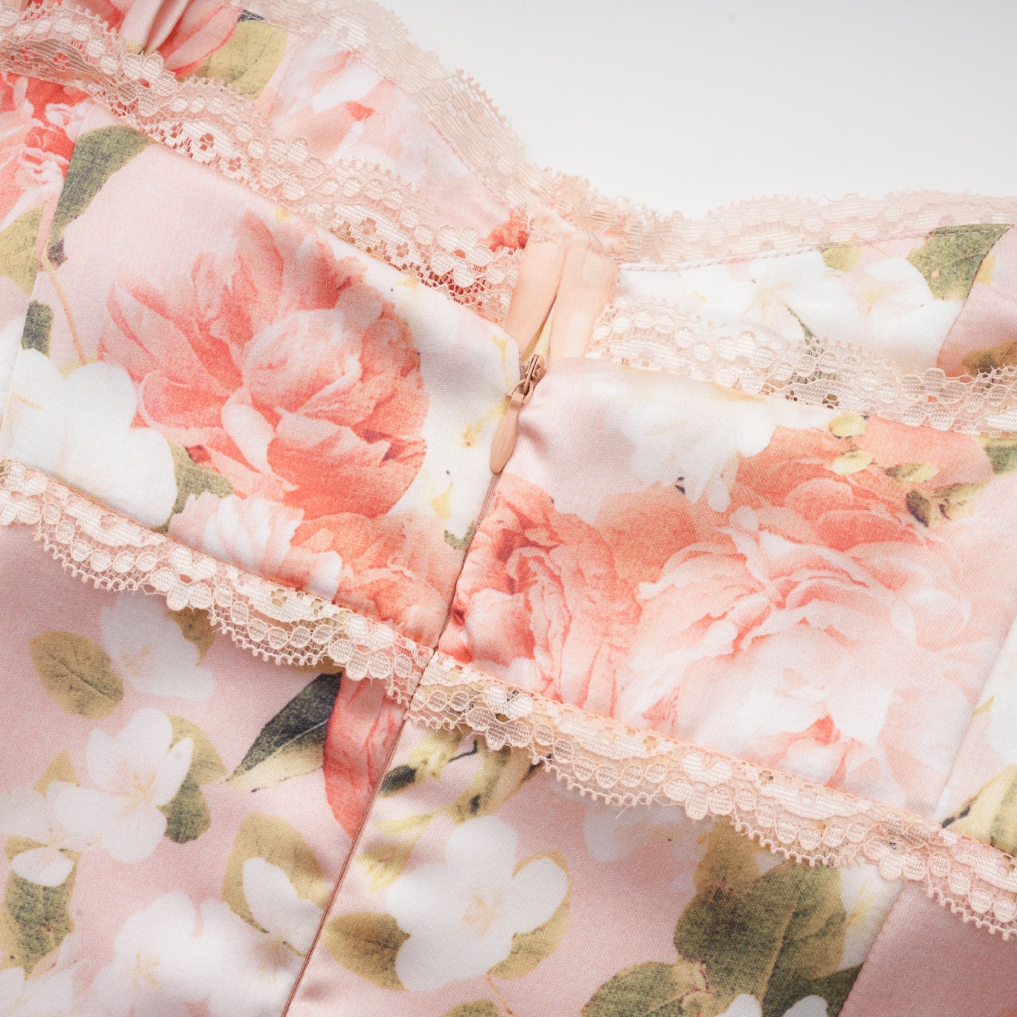Robe longue en satin à imprimé floral rose Yvette (Vente définitive - États-Unis uniquement)