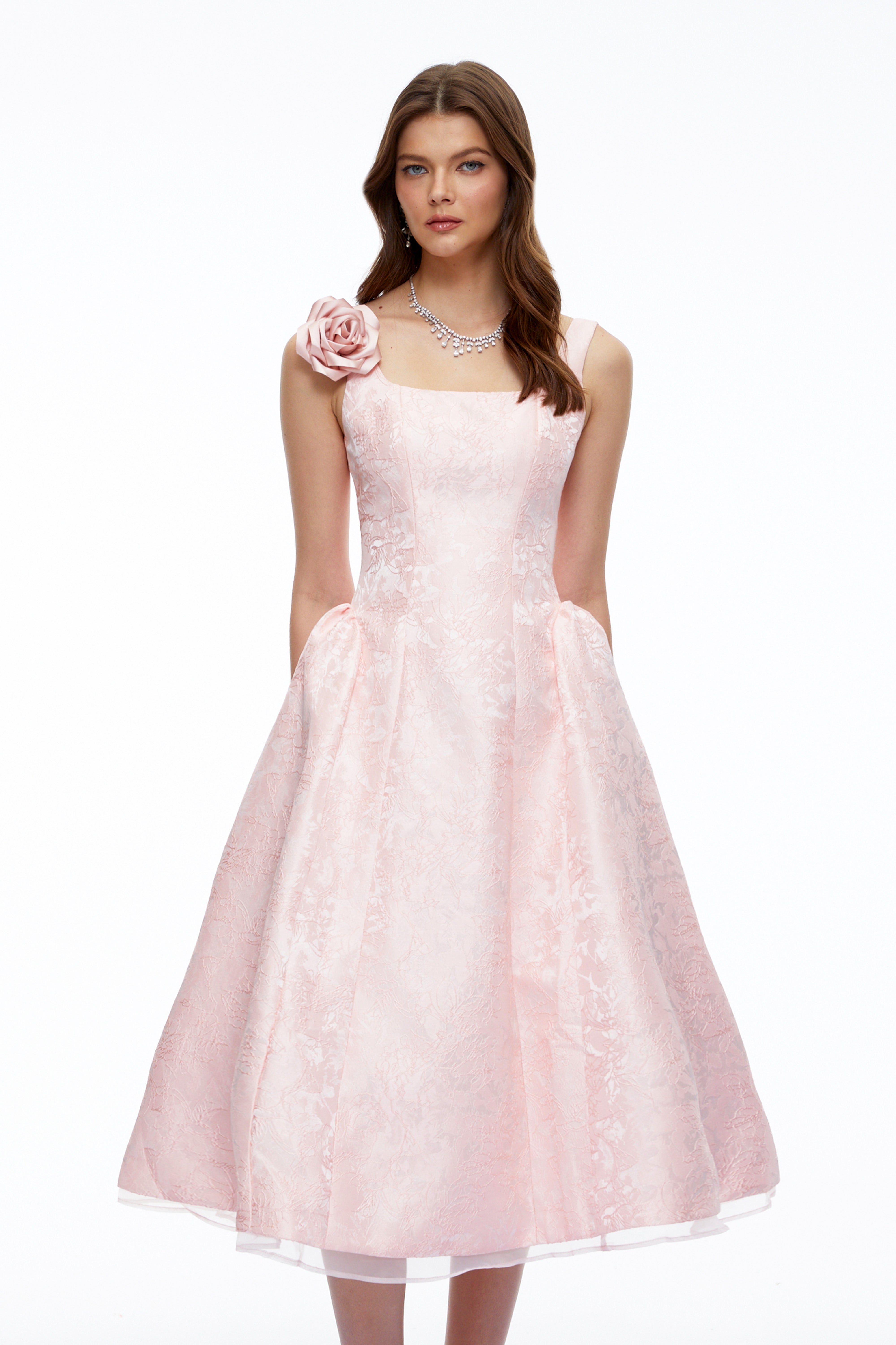 Robe midi à fleurs Edwina Pink à encolure carrée