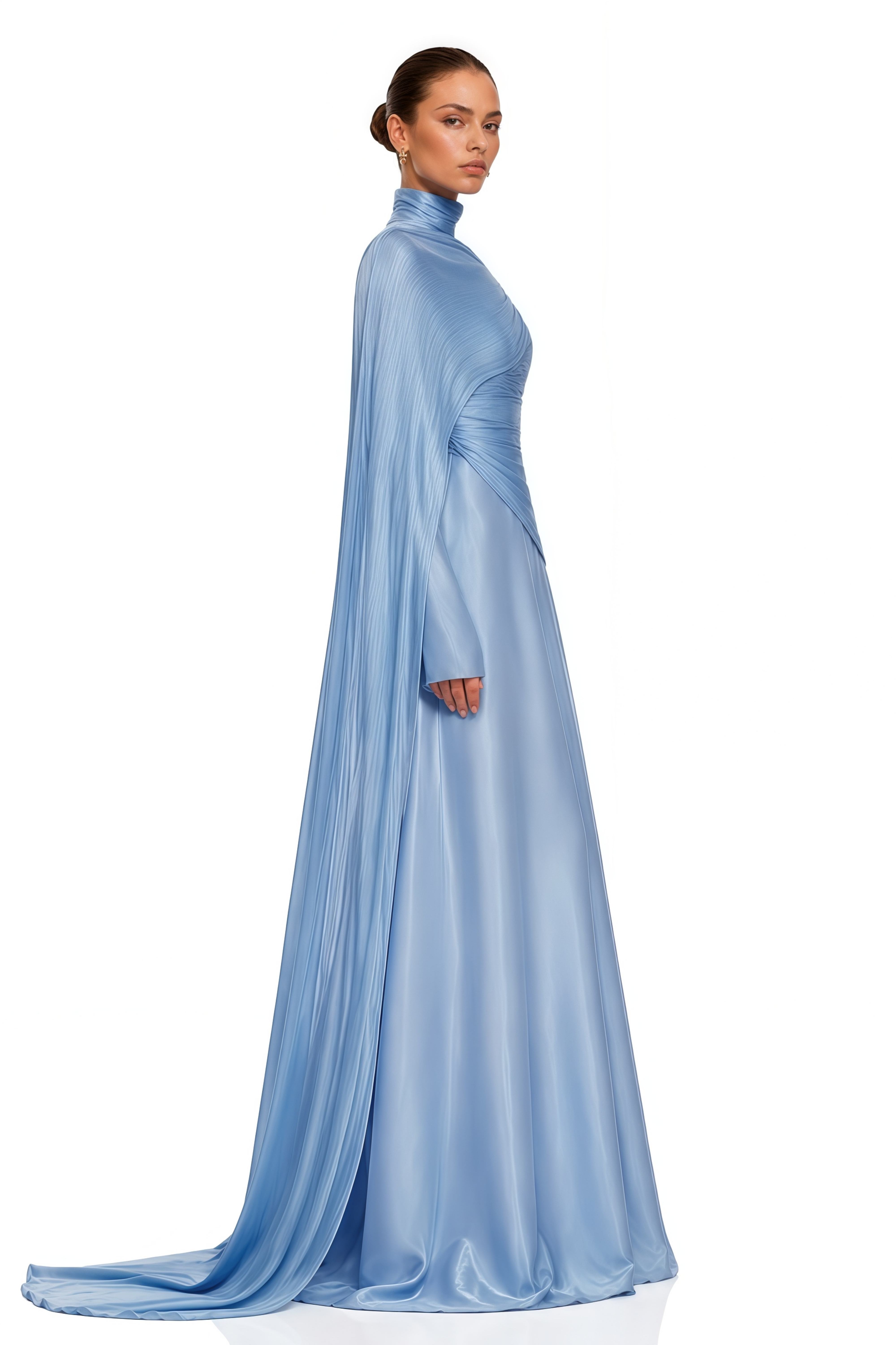 Robe longue froncée Genevieve Blue avec cape