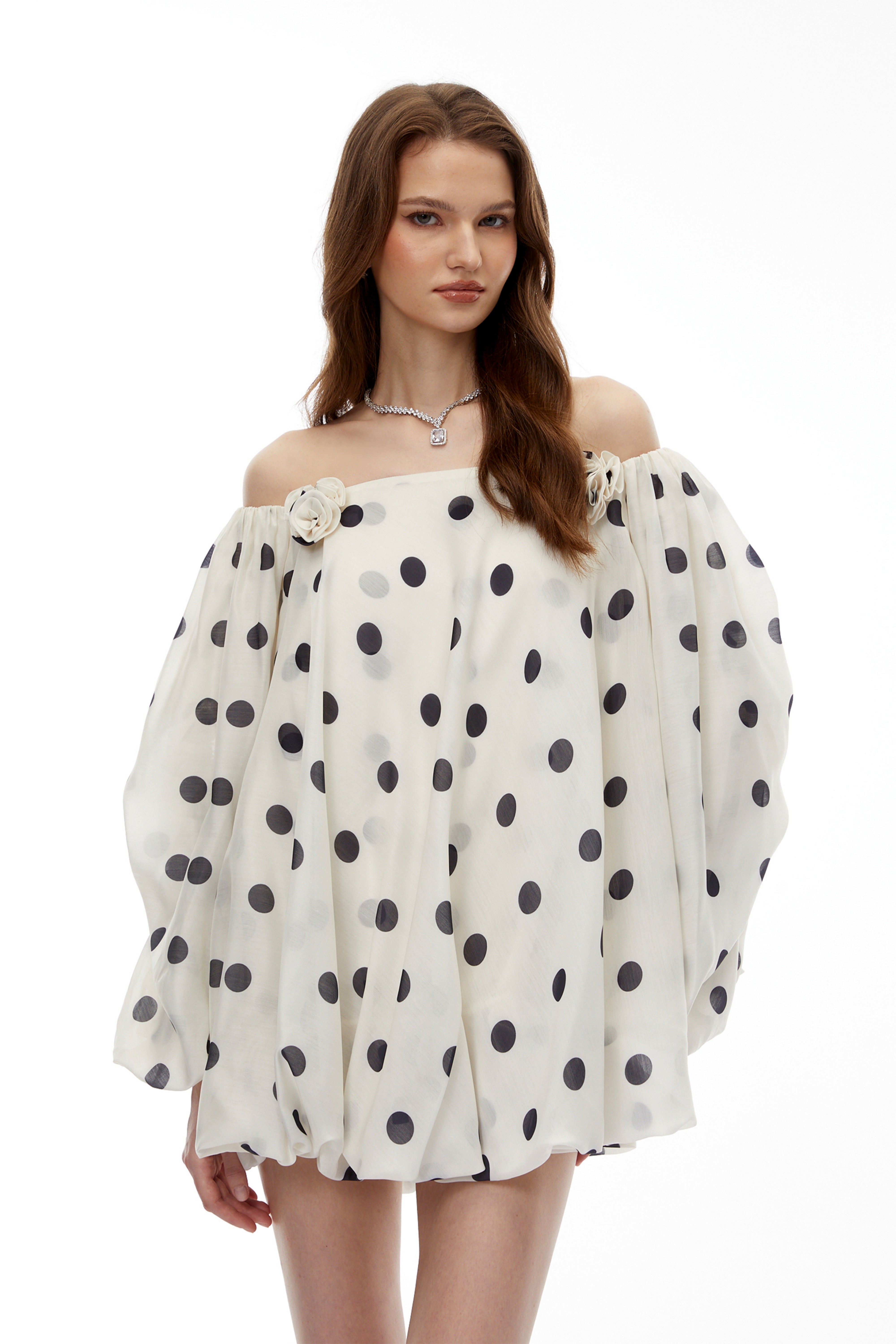 Mini-robe à pois Gudrun, blanche et à épaules dénudées