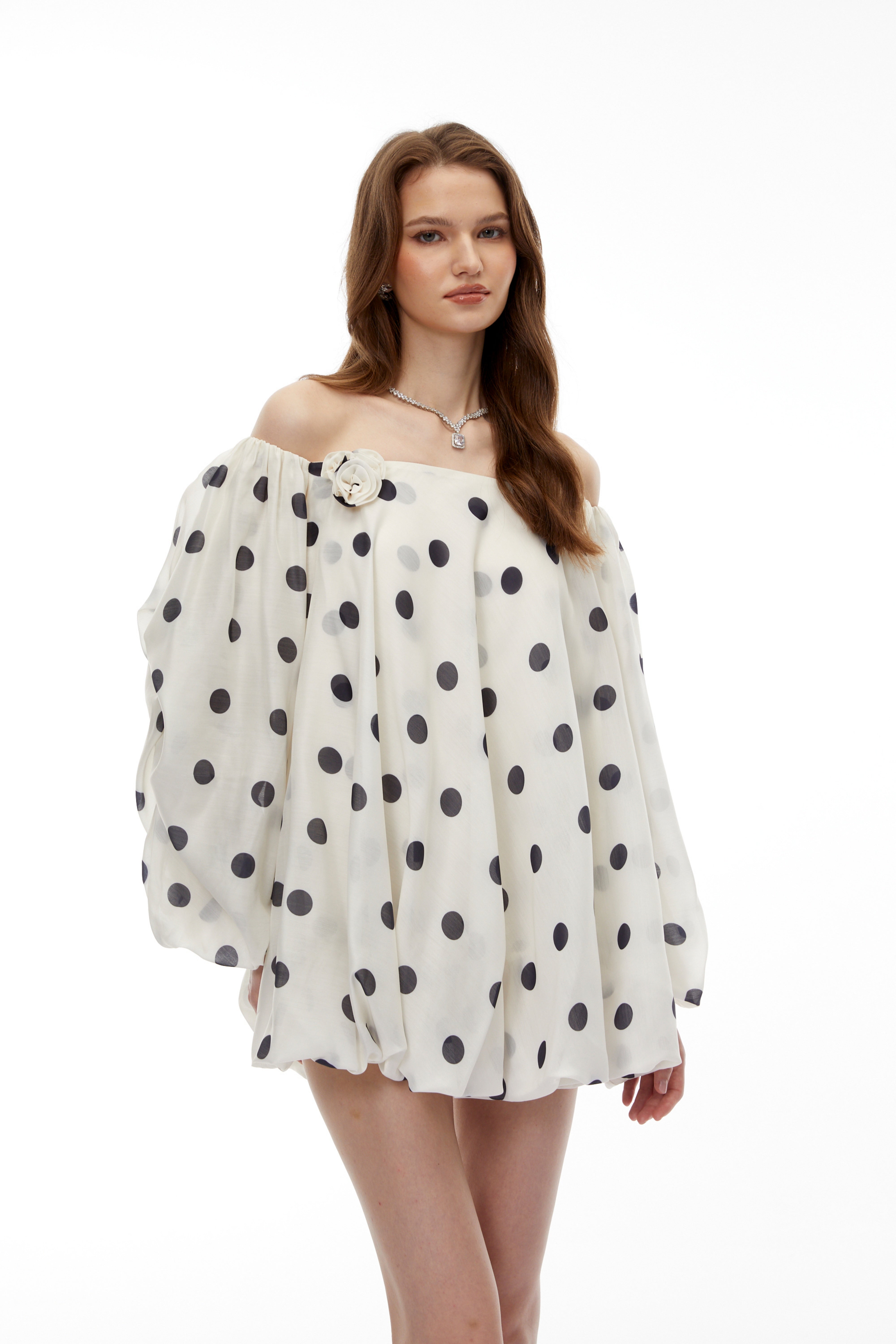 Mini-robe à pois Gudrun, blanche et à épaules dénudées