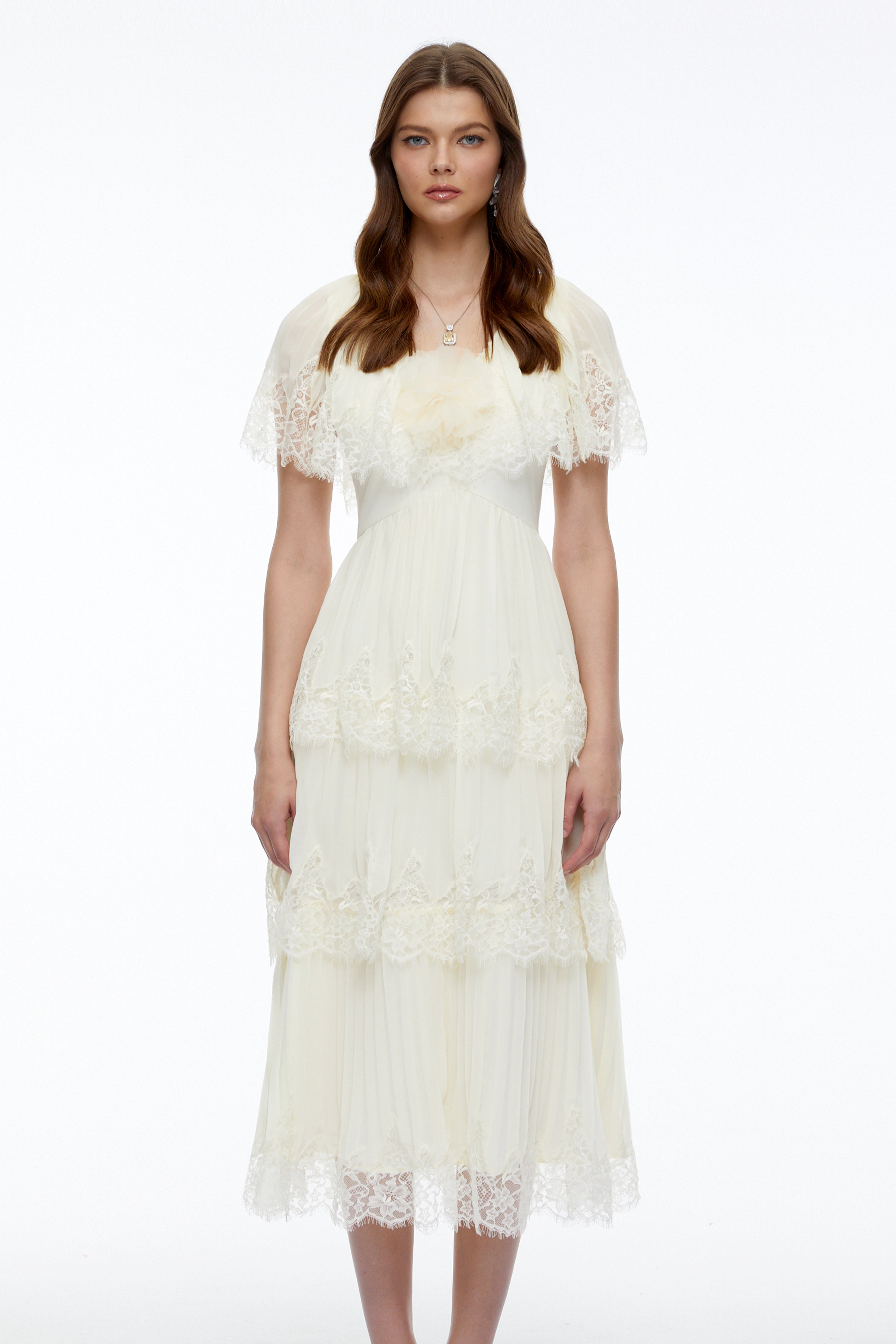Robe mi-longue « Isabeau » en dentelle beige à manches cape