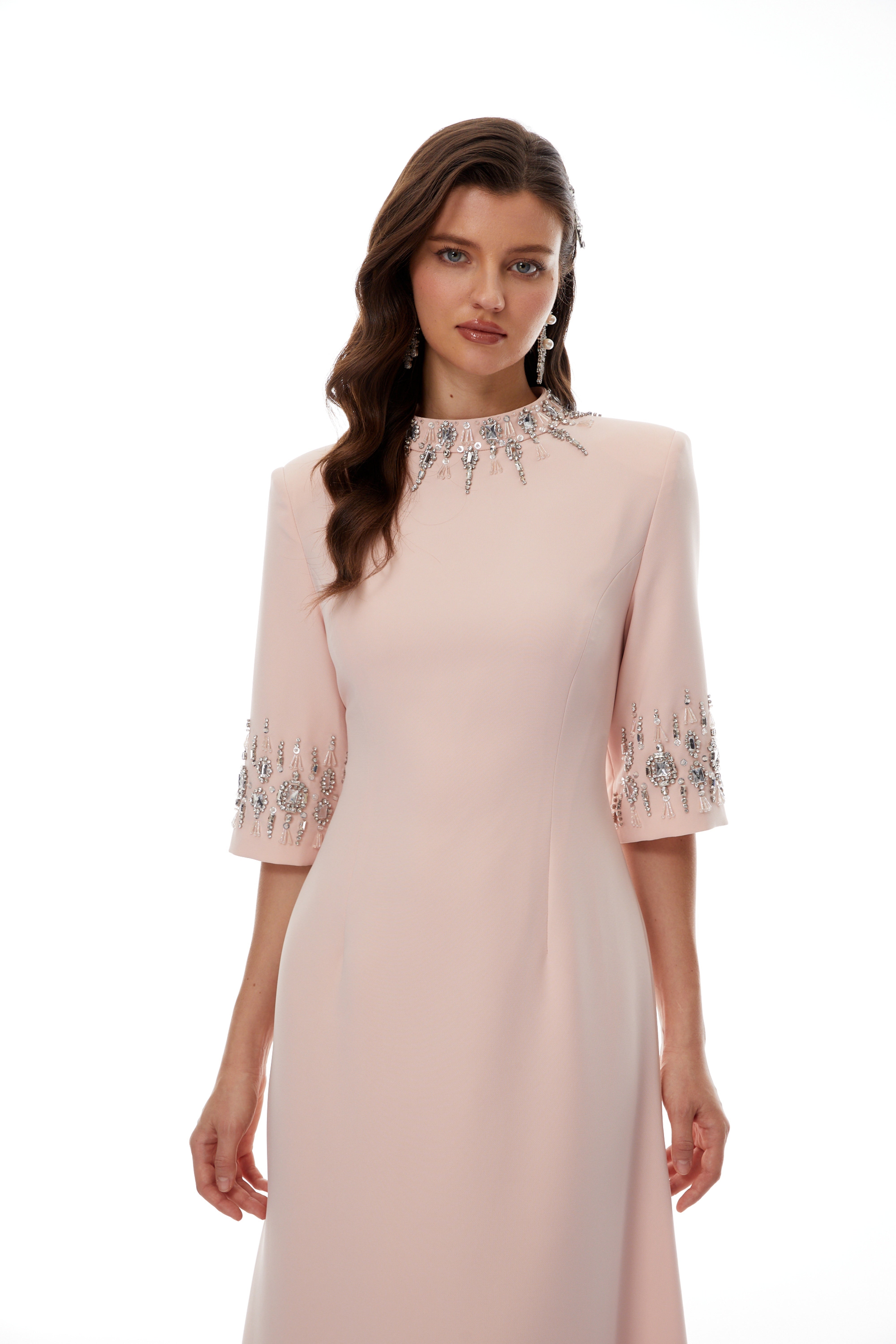 Robe de soirée rose ornée de cristaux