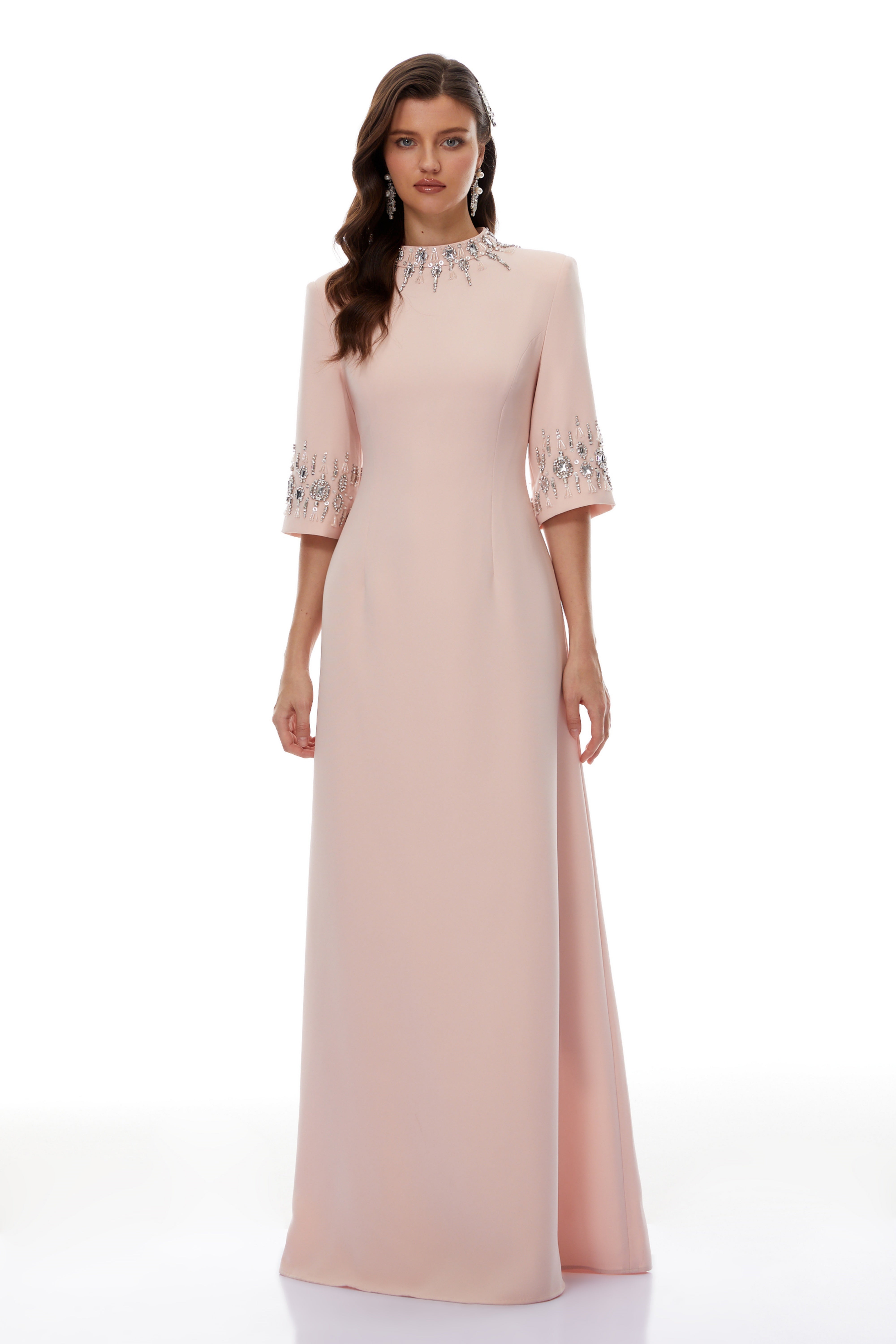 Robe de soirée rose ornée de cristaux