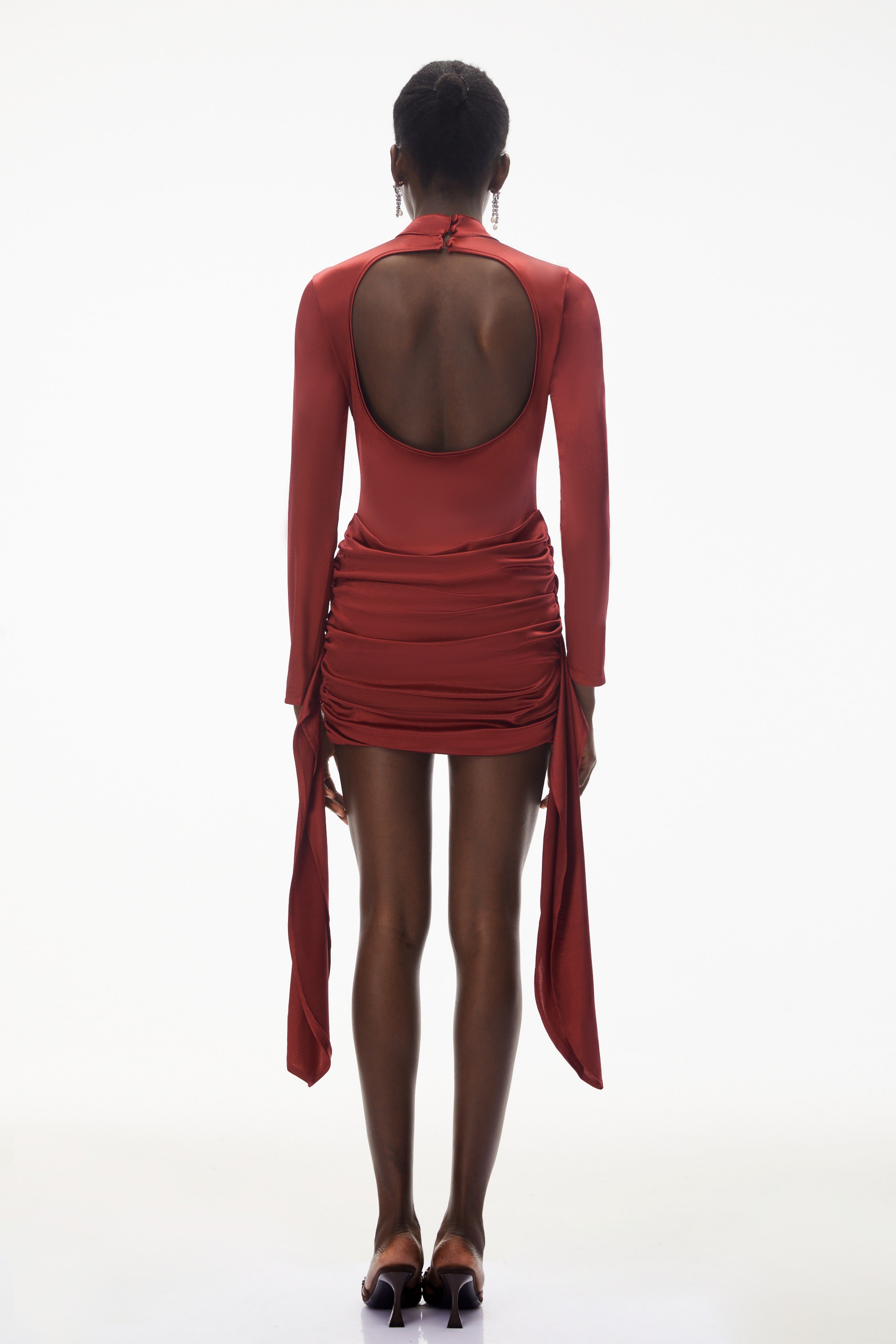 Mini-robe en satin froncée dos nu « Klavdiya Red » (Vente définitive)