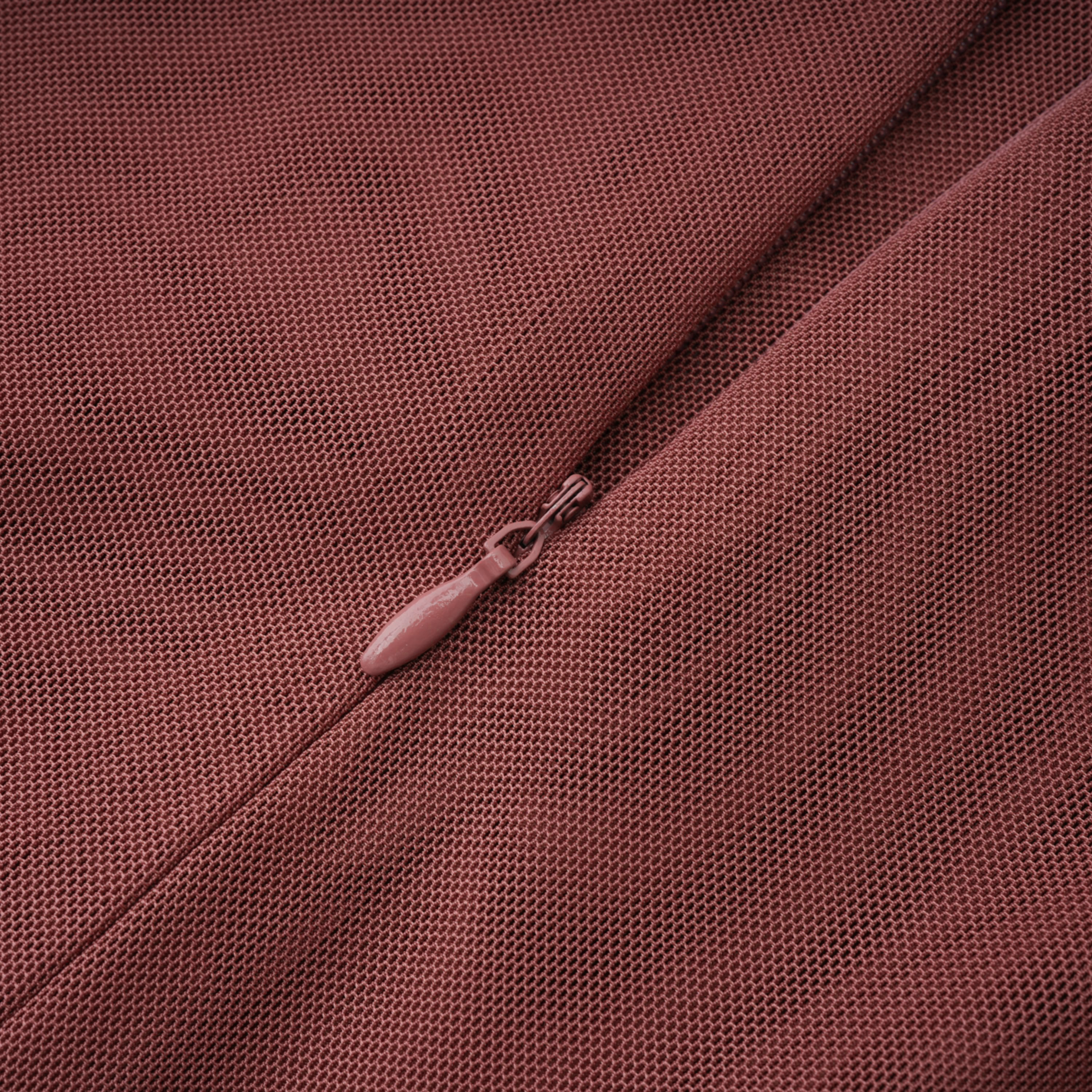 Robe drapée rose poudré, à une seule épaule, avec fronces au centre