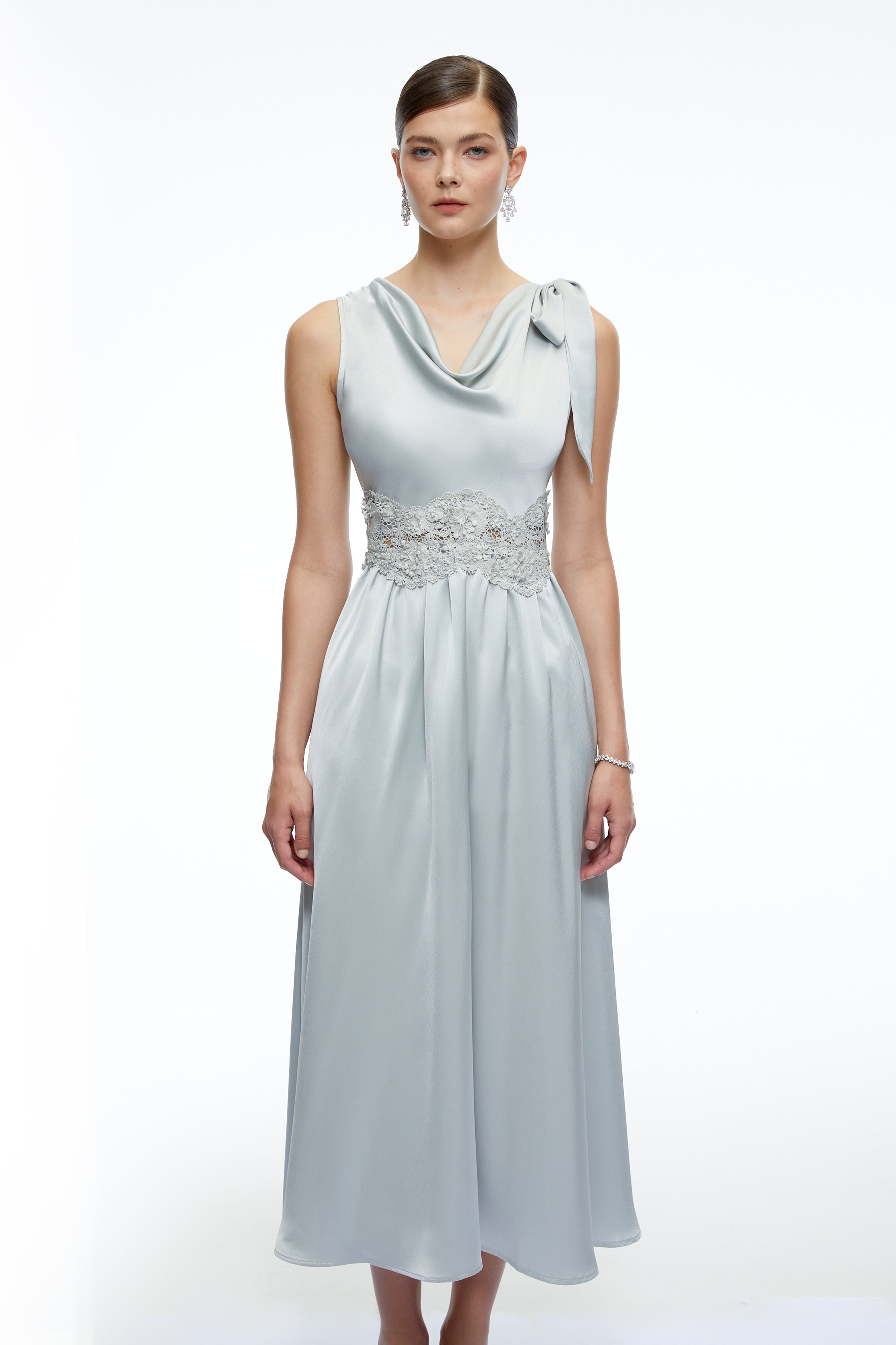 Robe mi-longue en satin à col roulé Maren Blue