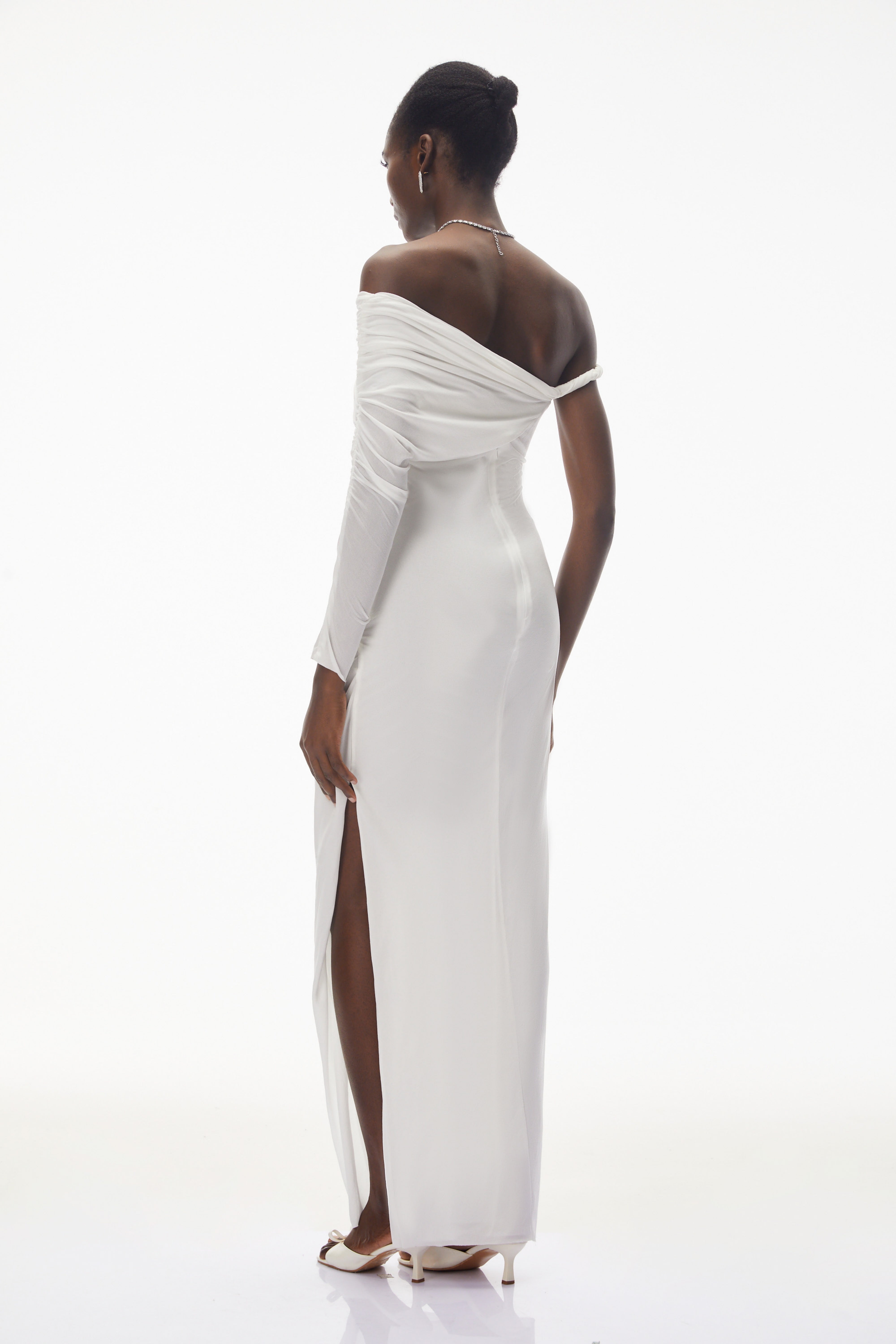 Robe longue froncée à une épaule Maya White