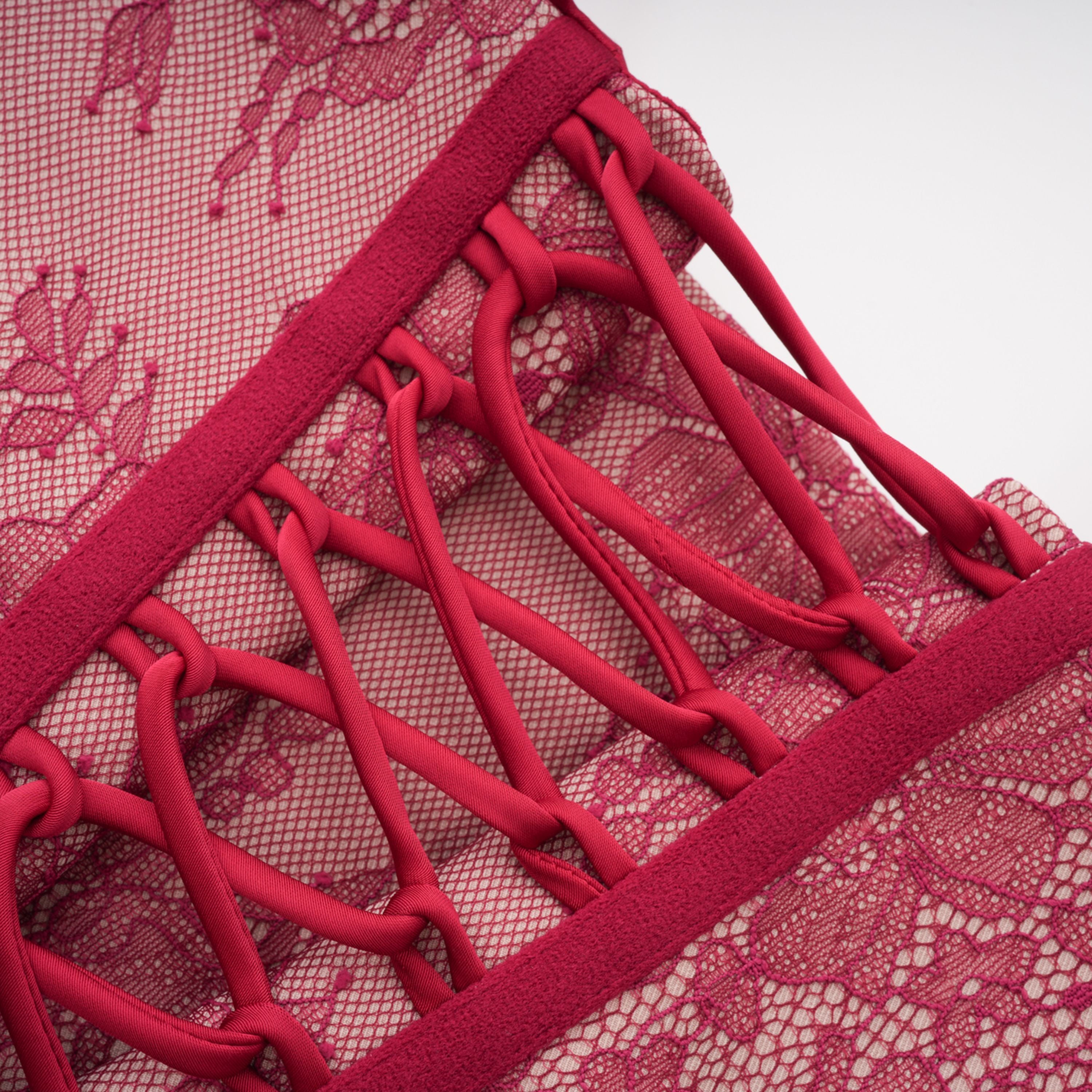 Ensemble Olesya : haut en dentelle rouge et jupe froncée
