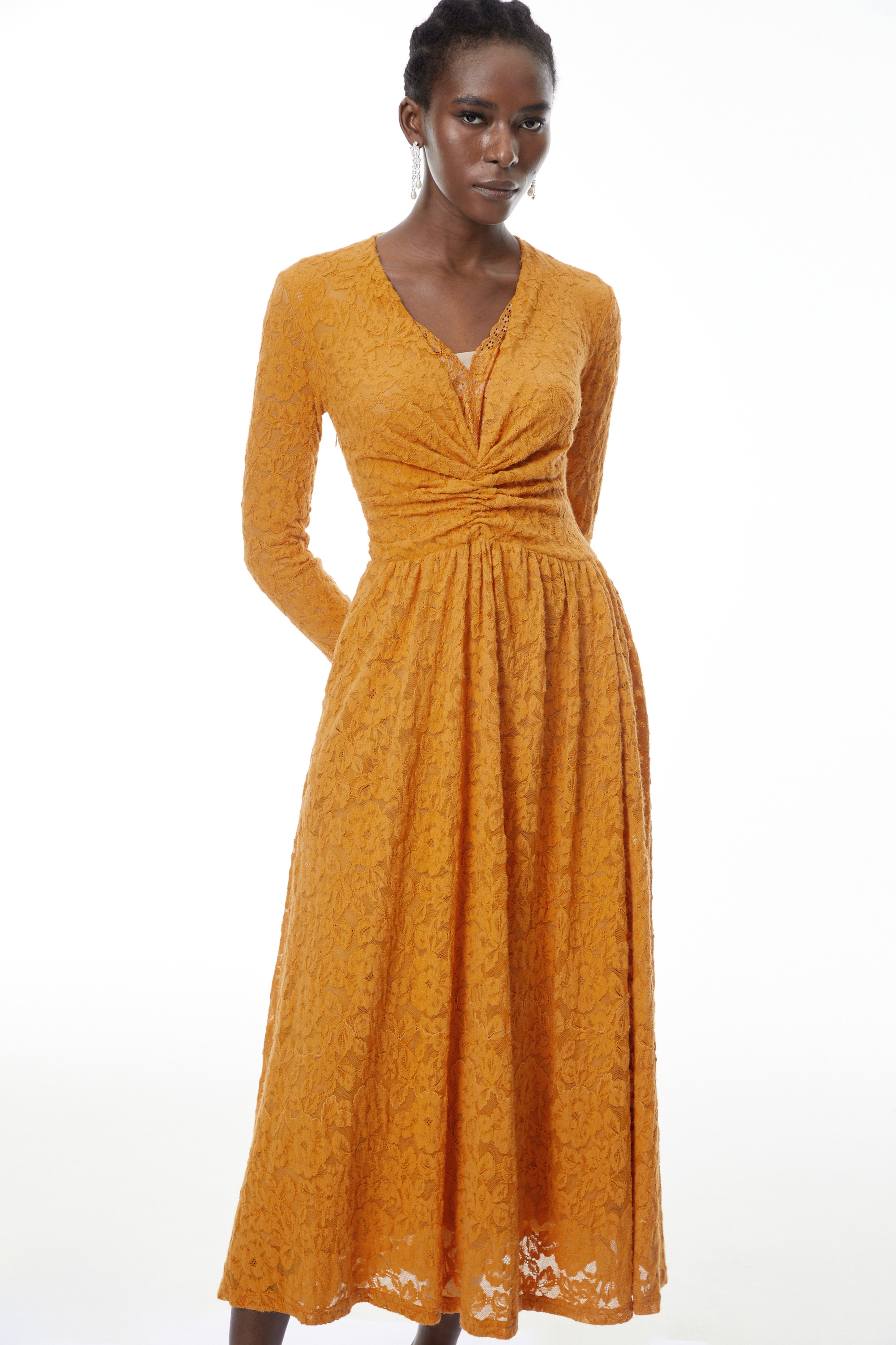 Robe longue à fronces en dentelle à fleurs jaune Posie (Vente définitive)