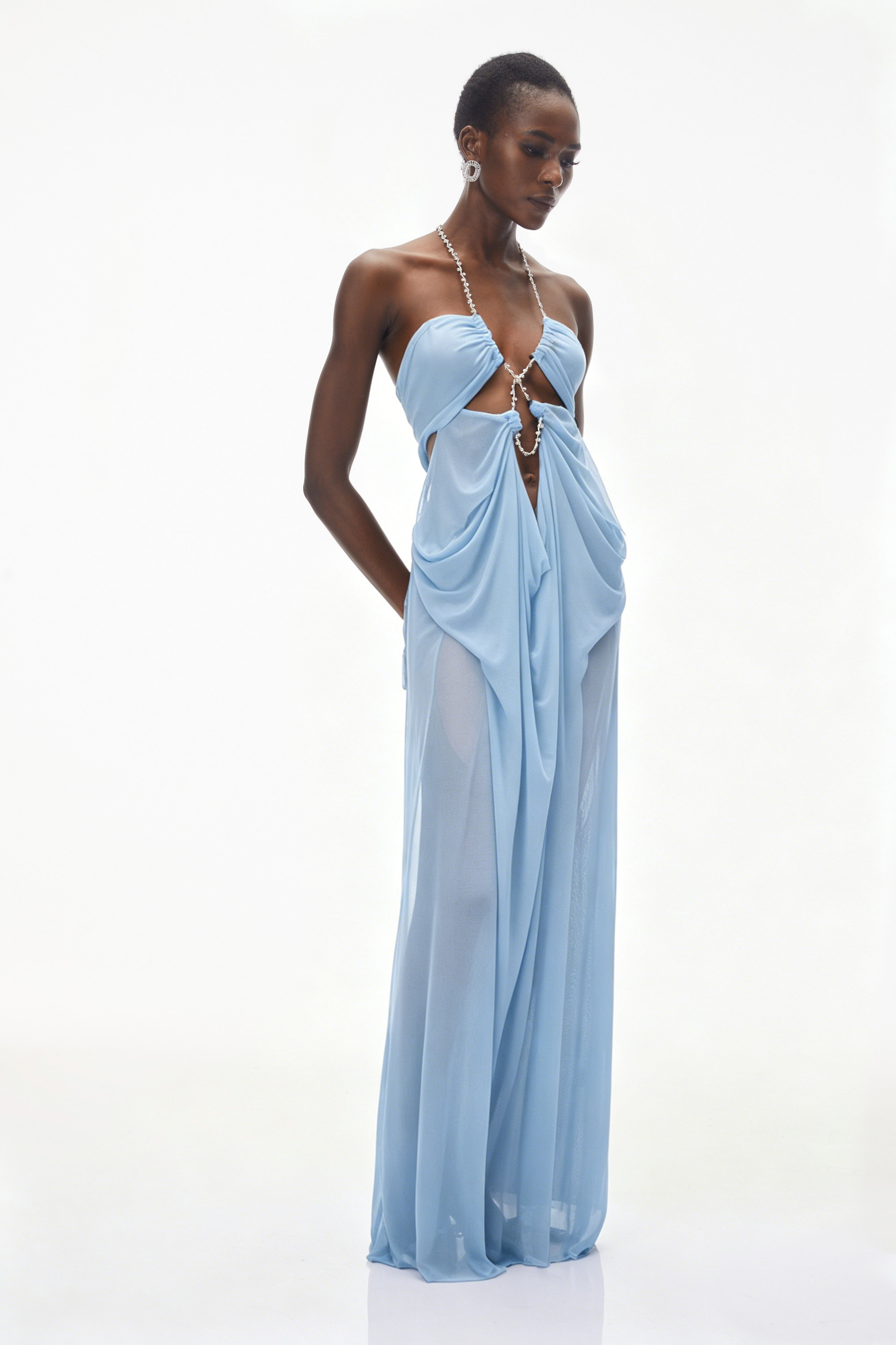 Robe dos nu bleu clair transparente avec découpes ornées de maillons en cristal
