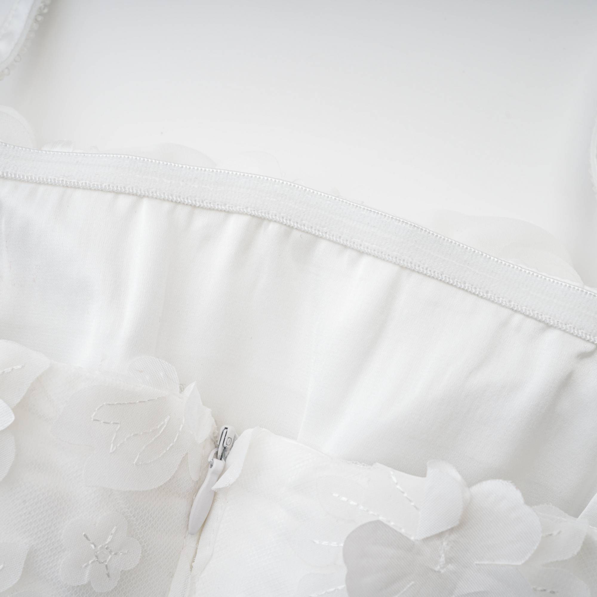 Mini-robe blanche à fleurs artificielles Apolline (Vente définitive - États-Unis uniquement)