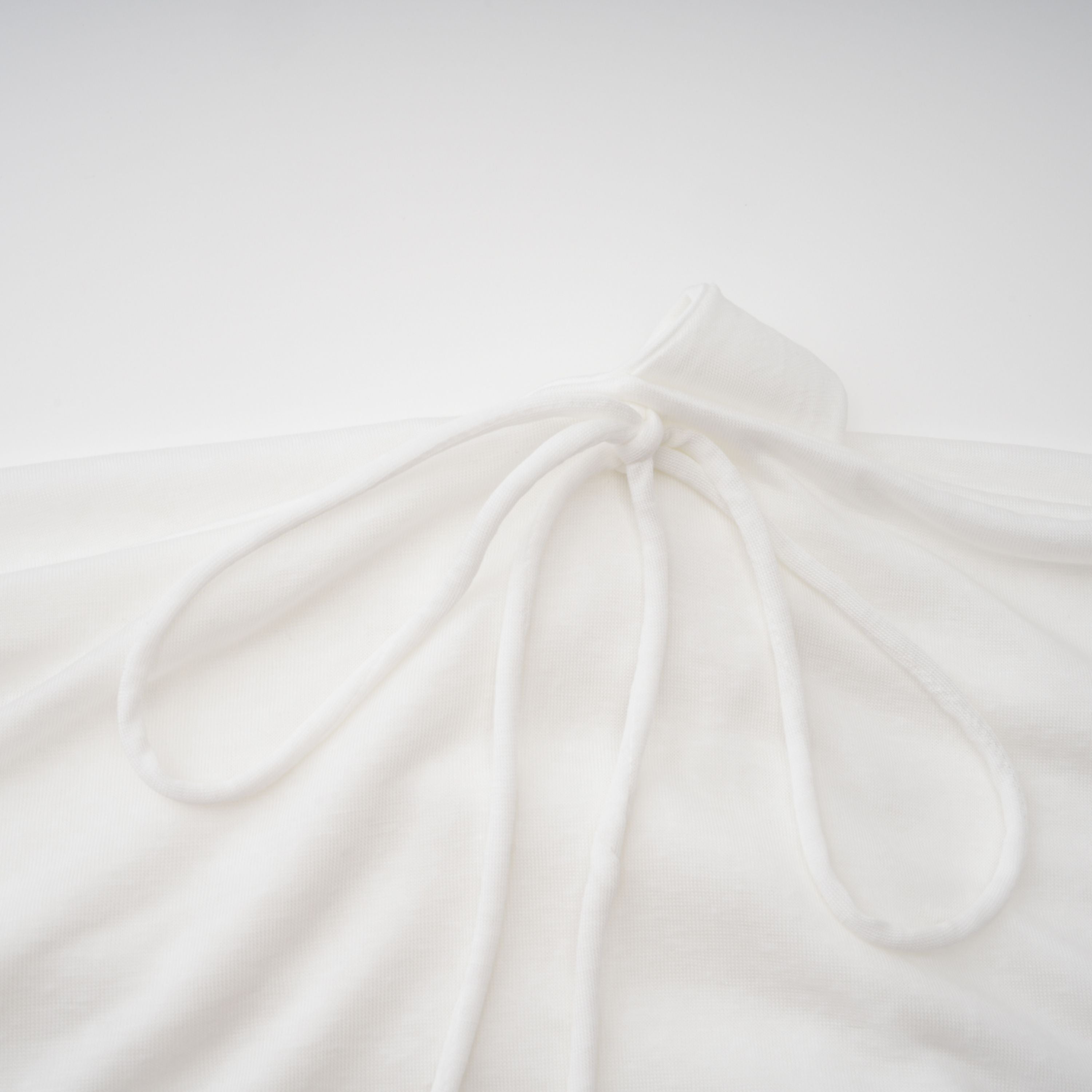 Robe longue froncée asymétrique Sigrun White (Vente définitive - États-Unis uniquement)