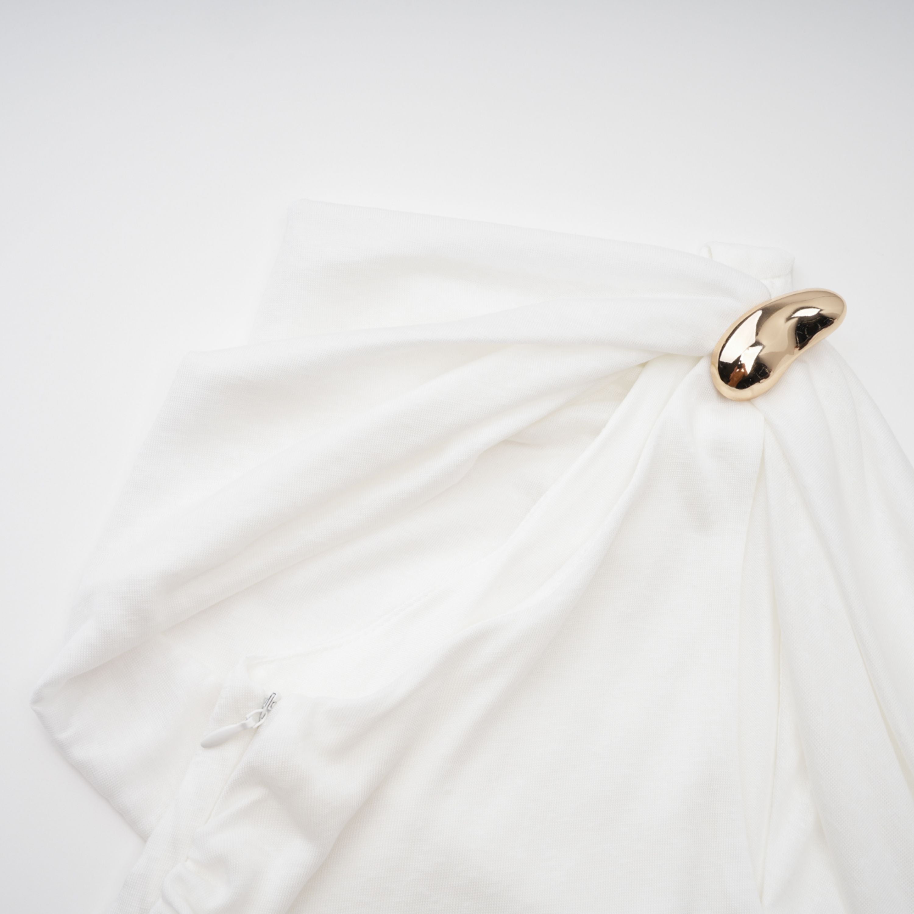 Robe longue froncée asymétrique Sigrun White (Vente définitive - États-Unis uniquement)