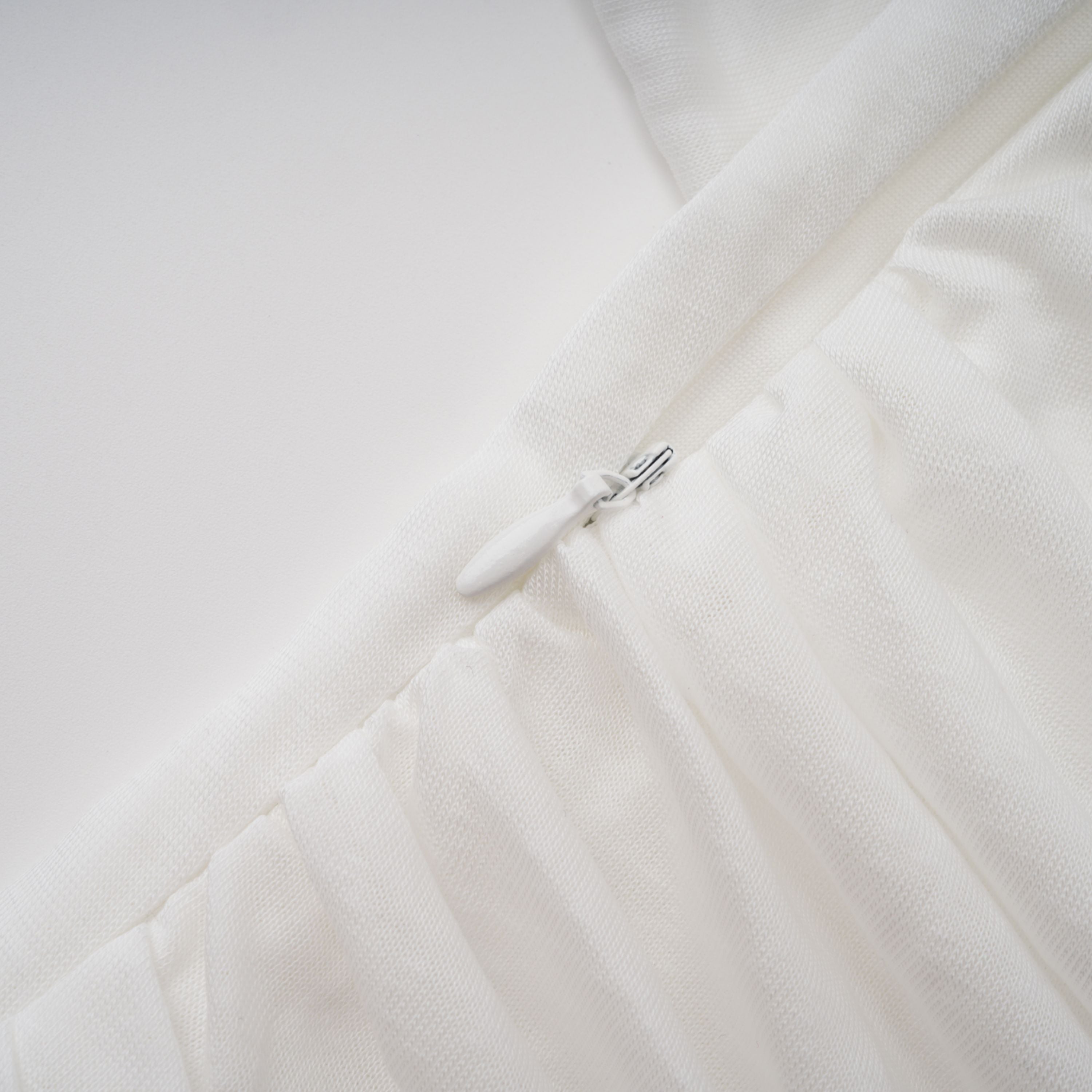 Robe longue froncée asymétrique Sigrun White (Vente définitive - États-Unis uniquement)