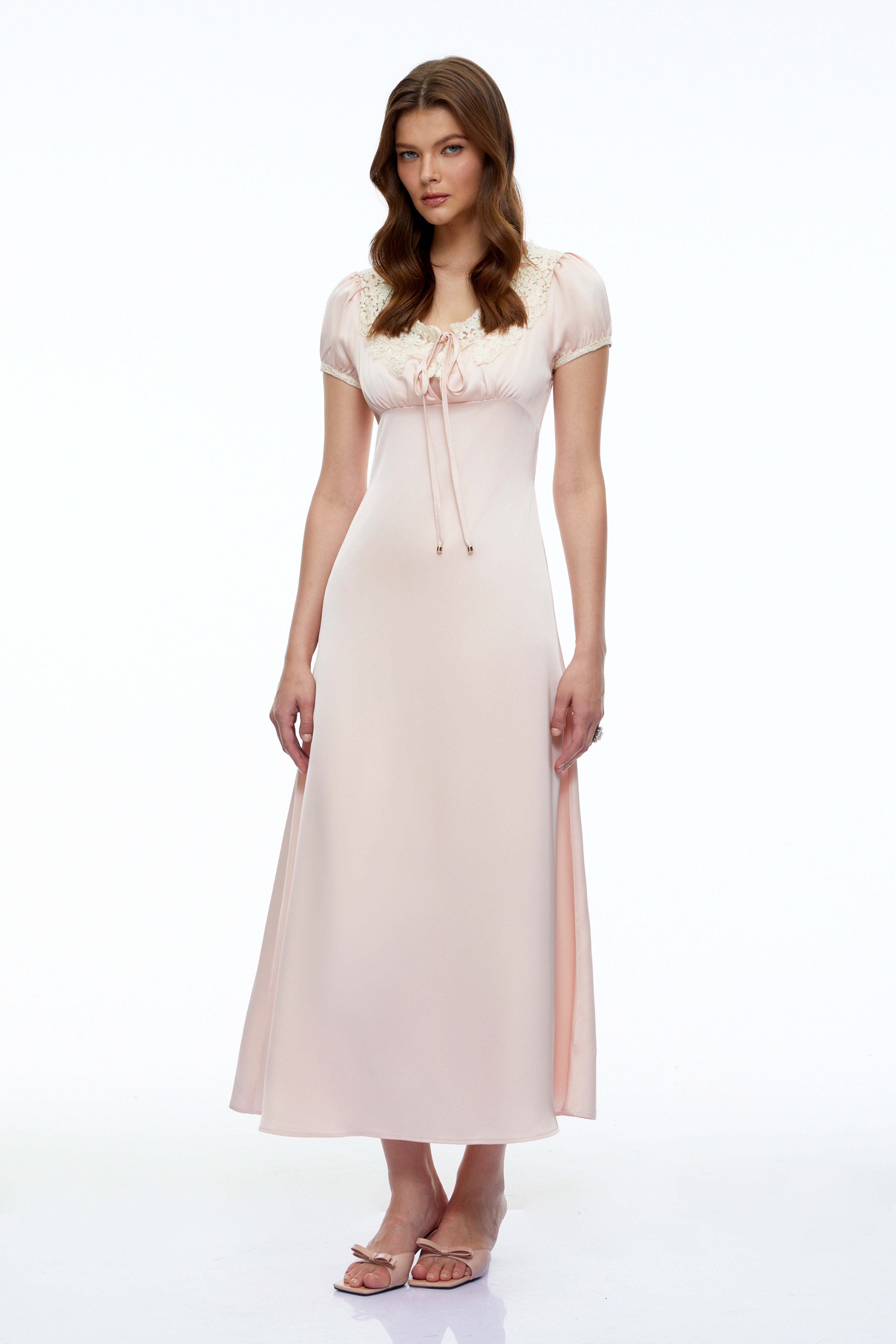 Robe mi-longue en satin rose Sloane avec col en dentelle
