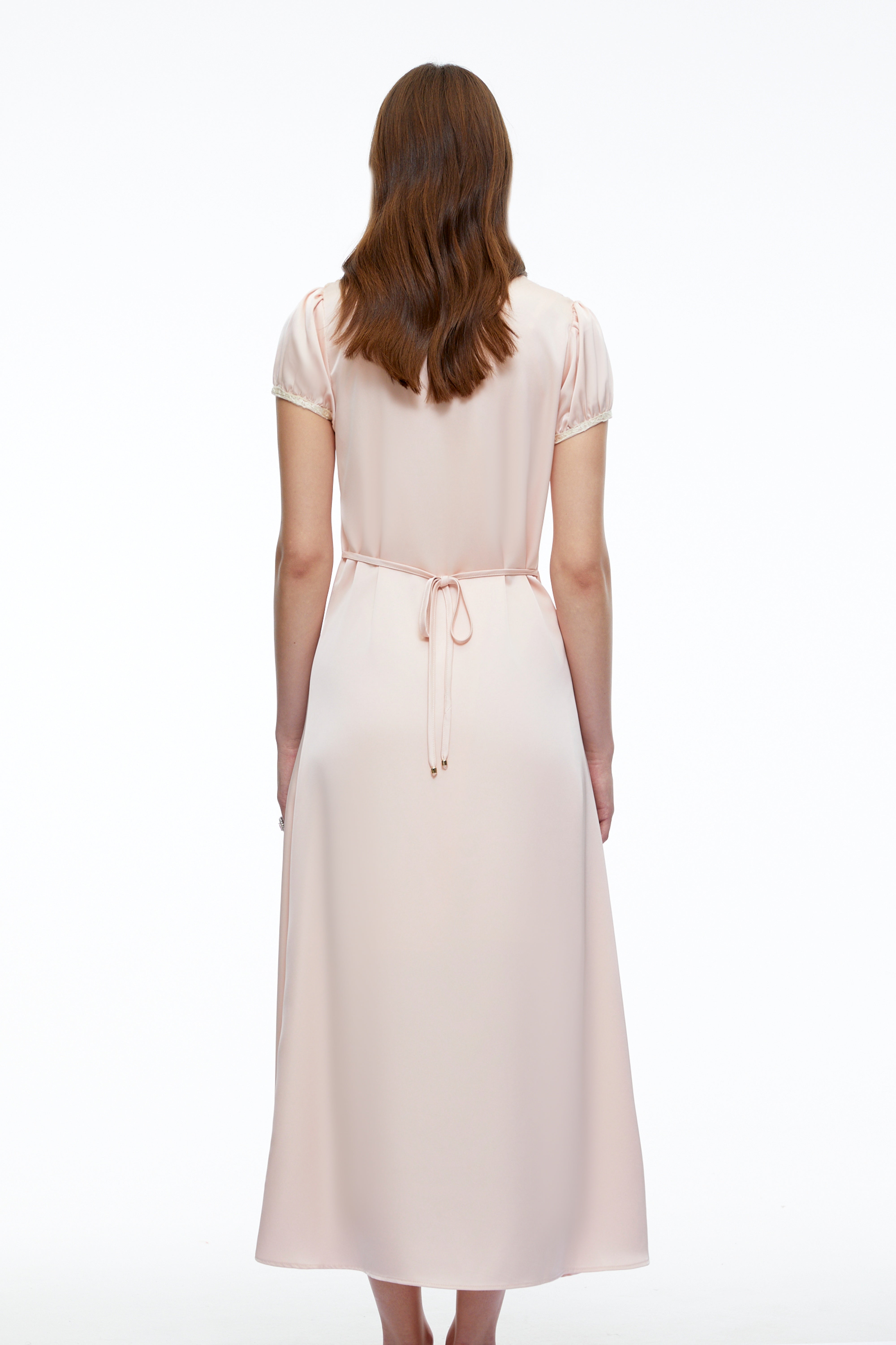 Robe mi-longue en satin rose Sloane avec col en dentelle